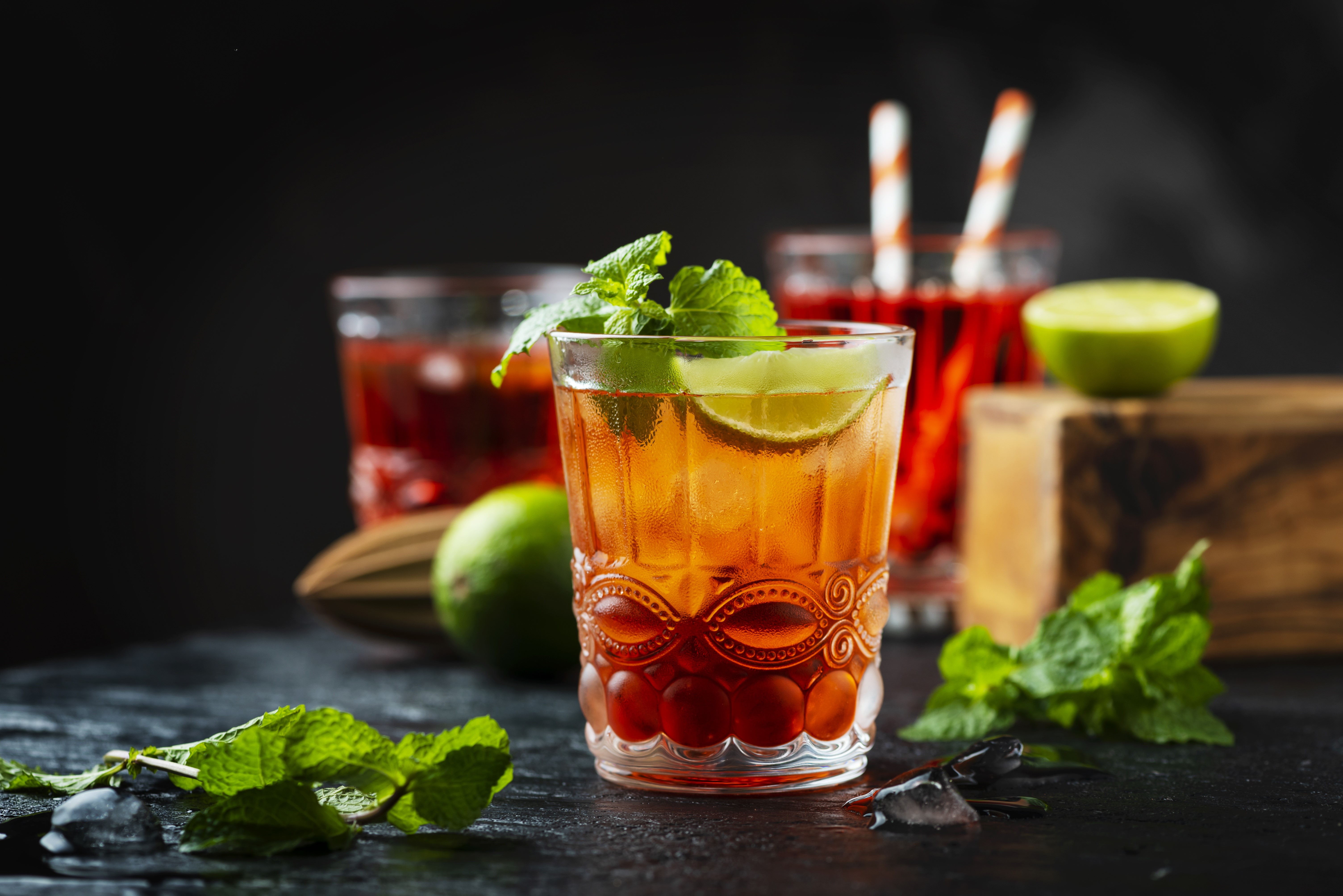 Cocktail with lime and mint HD Wallpaper