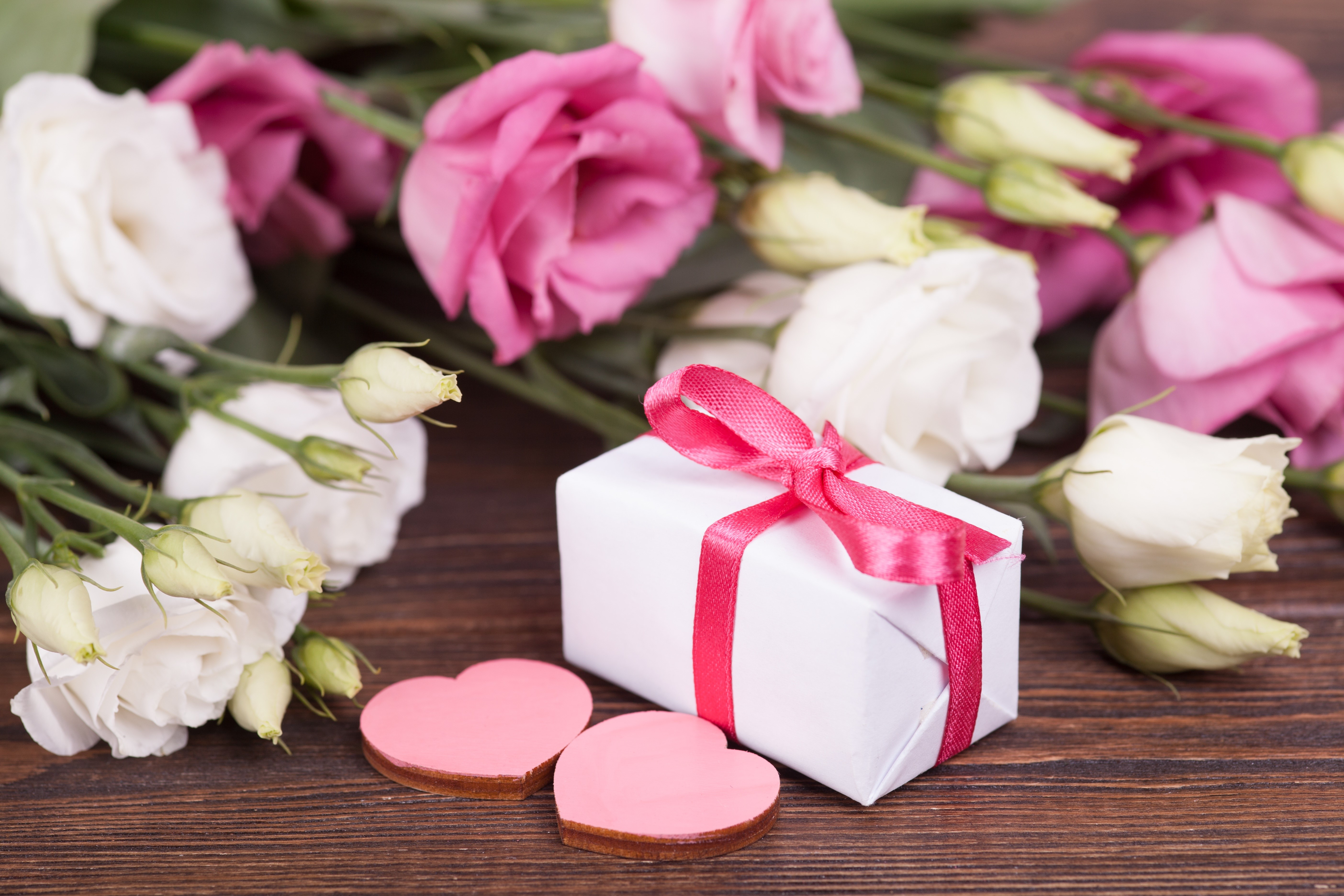 Valentine's Day Gift with Pink and White Flowers HD Wallpaper