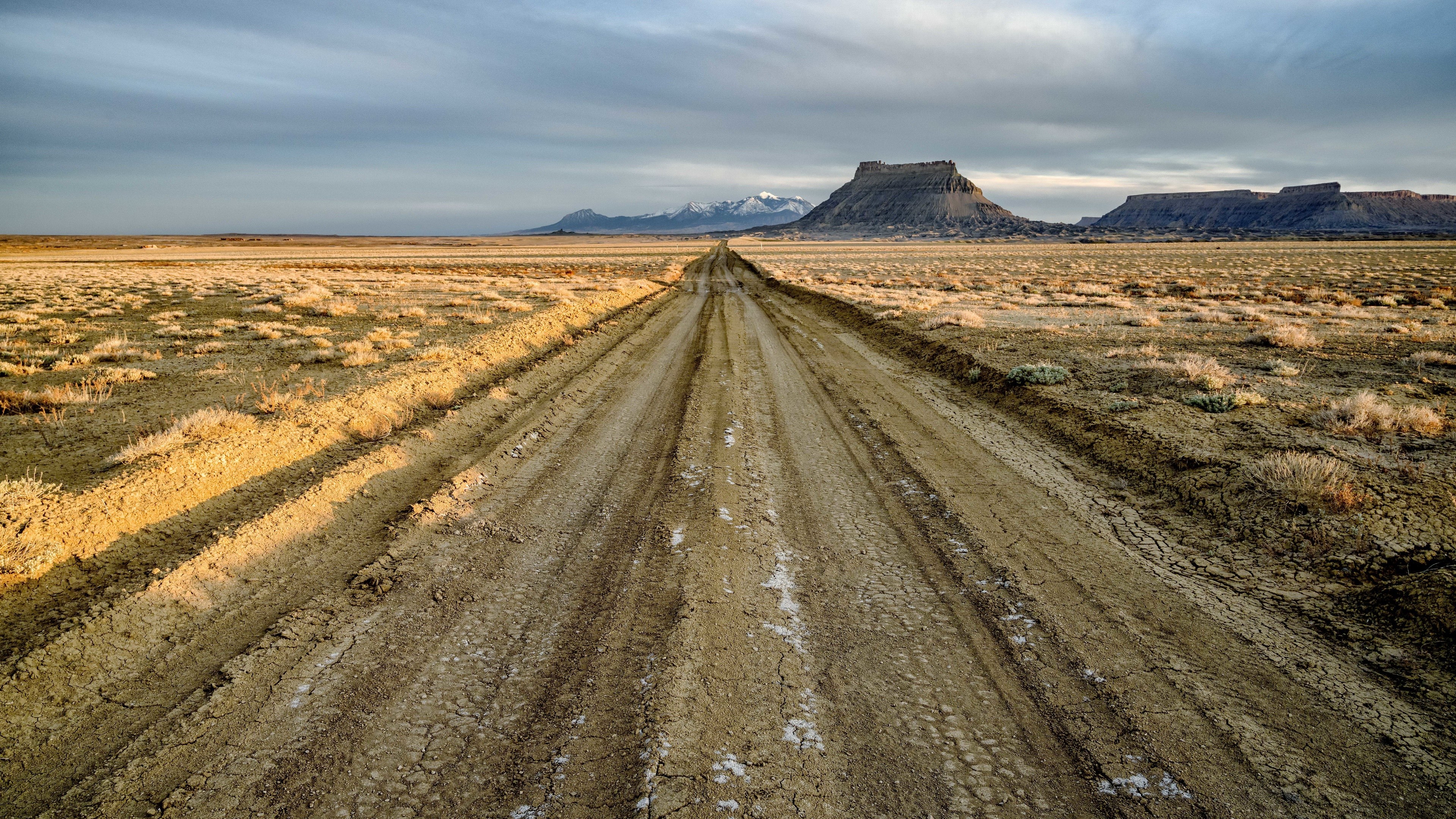 Dirt Road Leading to Factory Butte, Utah HD Wallpaper
