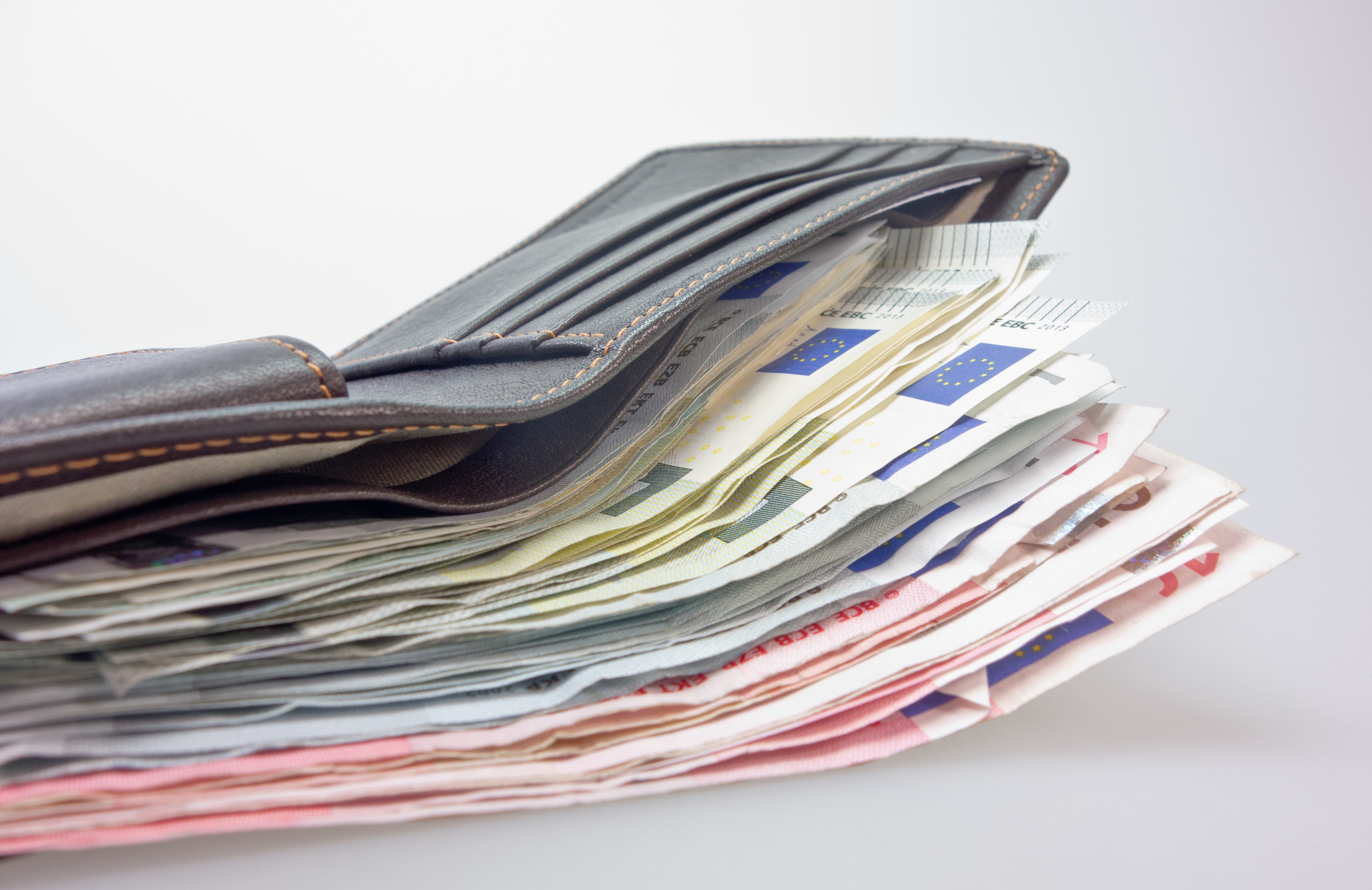 Wallet full of Euro banknotes HD Wallpaper