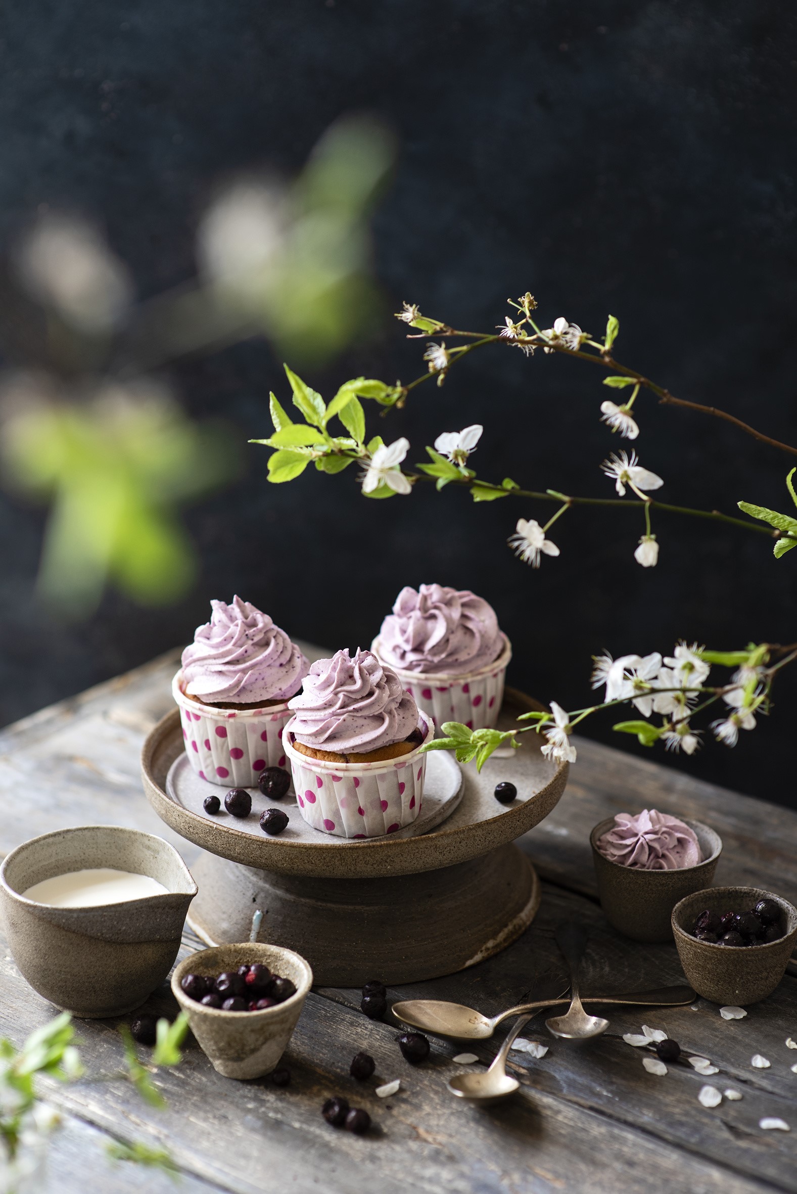 Blueberry cupcakes with frosting and berries HD Phone Wallpaper