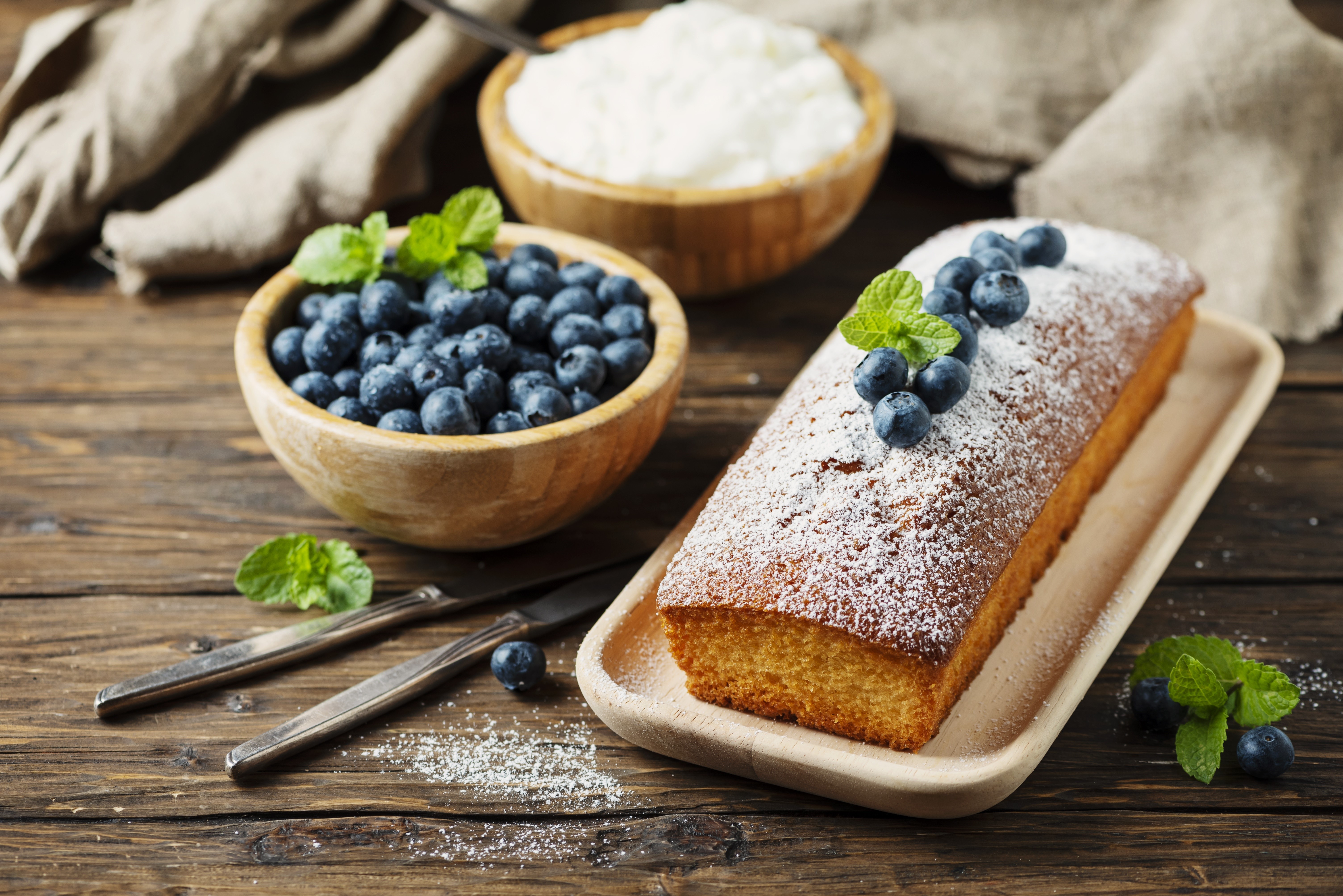 Pound cake with blueberries and powdered sugar HD Wallpaper