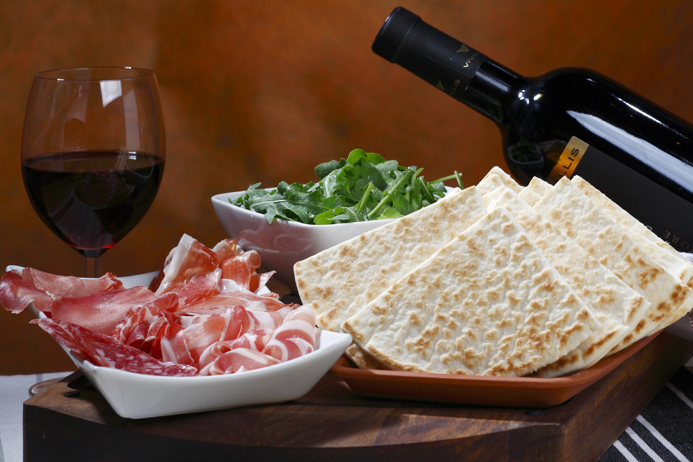 Wine bottle, glass, charcuterie, arugula, and flatbread HD Wallpaper
