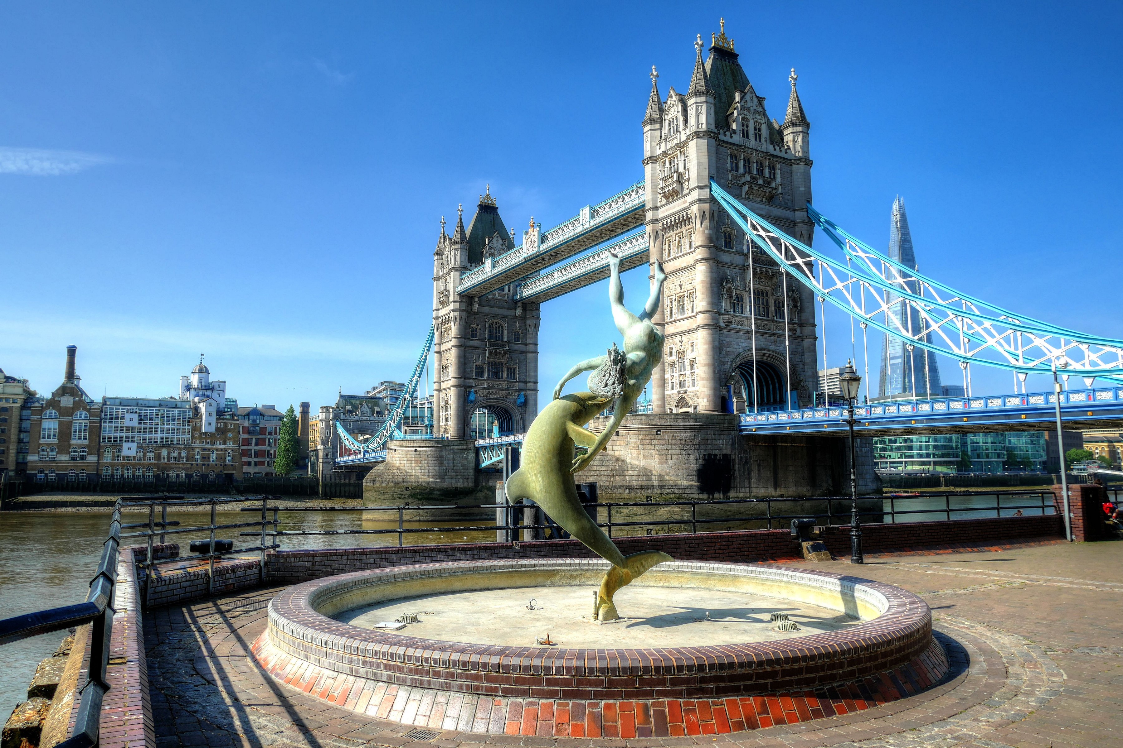 Tower Bridge and Thames River Fountain Sculpture, London HD Wallpaper