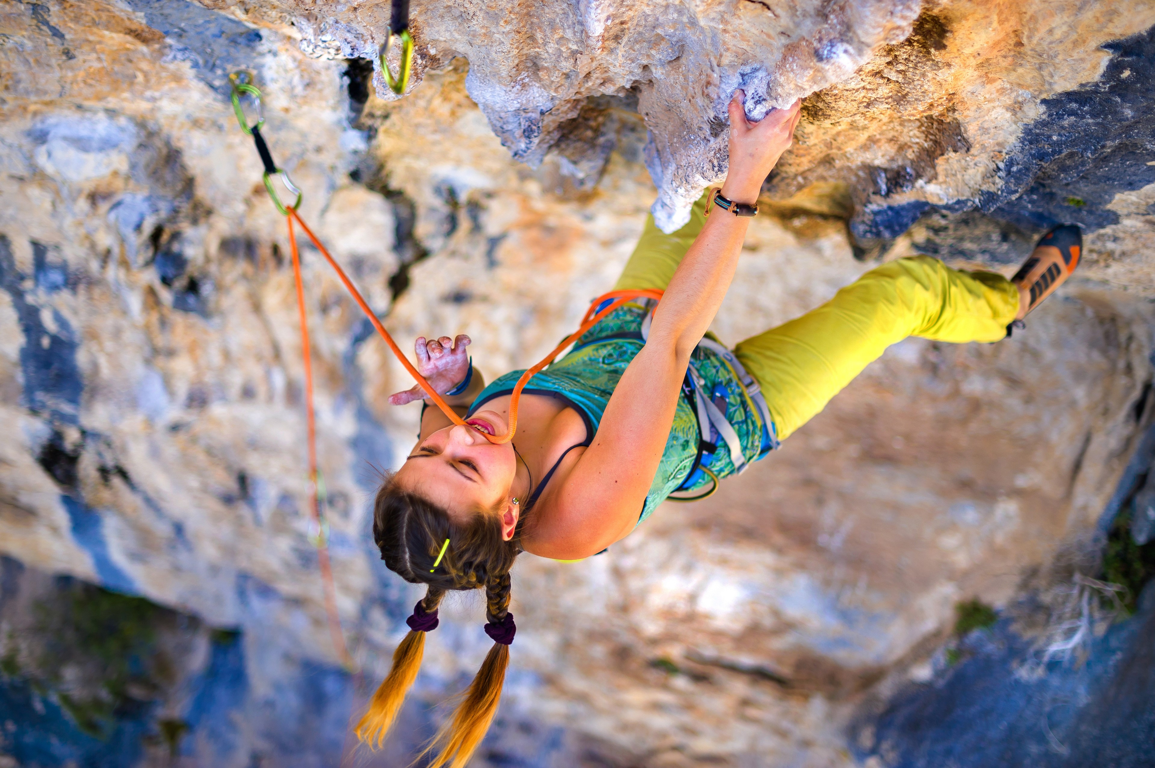 Woman rock climbing on a cliff face HD Wallpaper