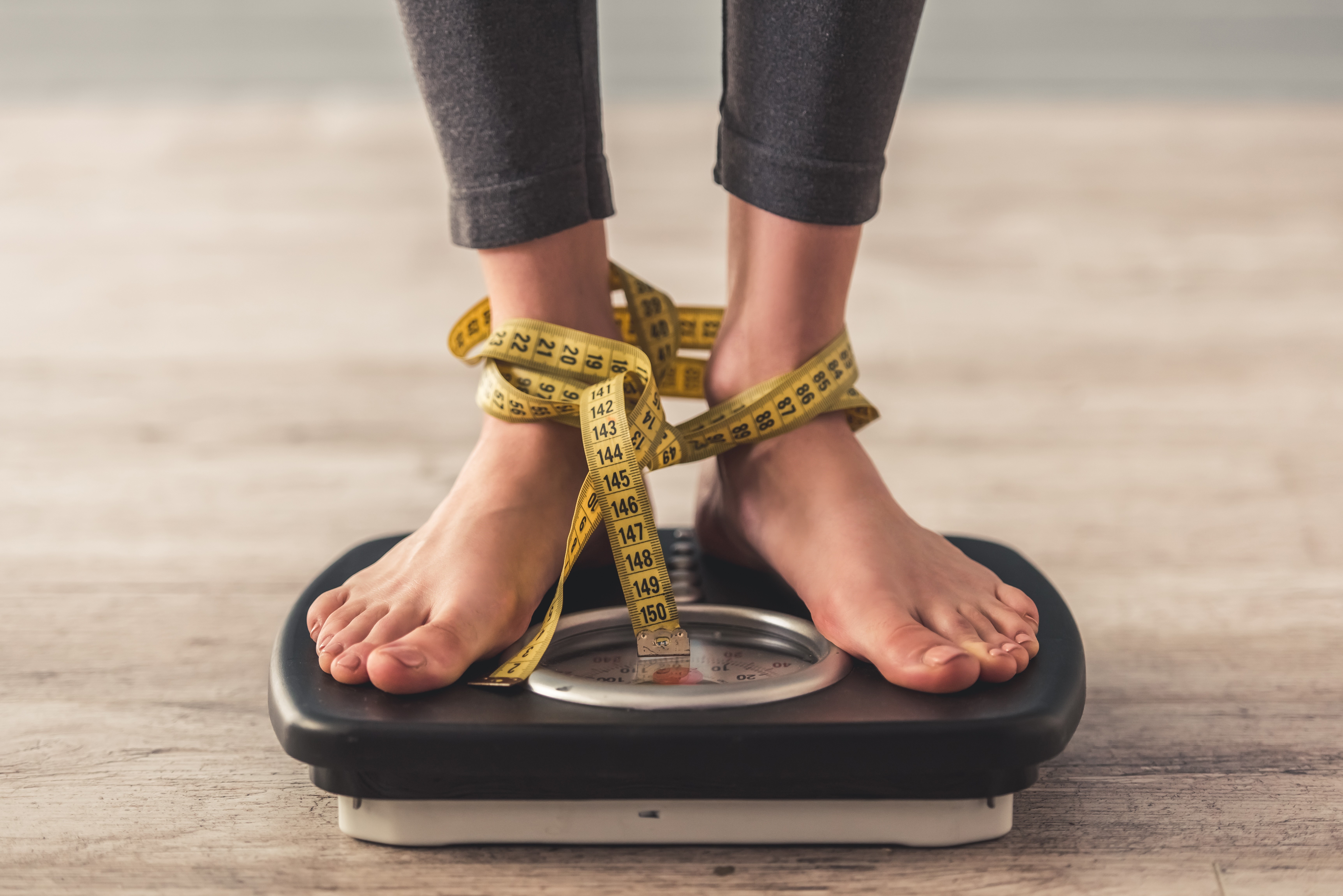 Legs on a scale with a tape measure HD Wallpaper