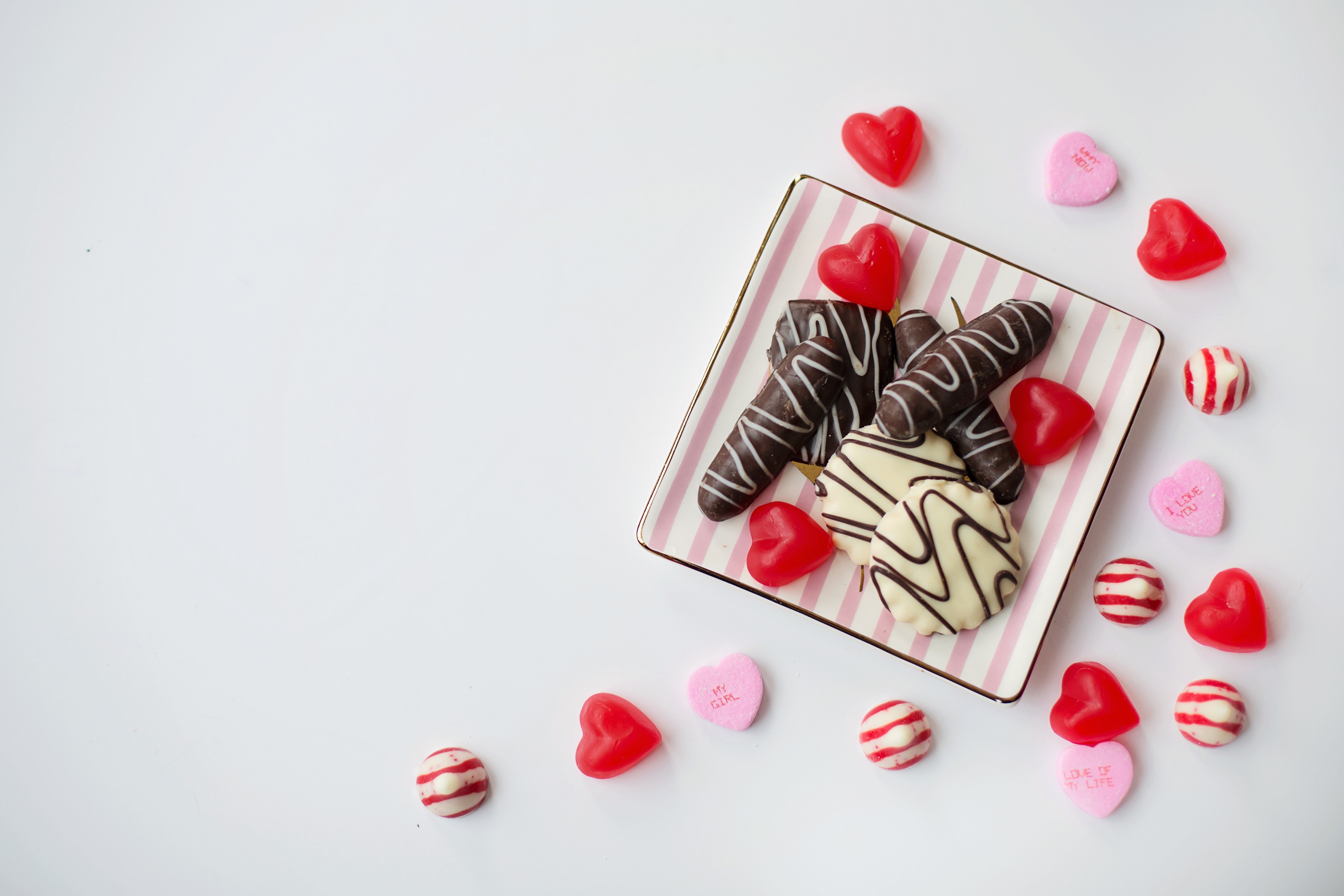Heart candies and chocolates on a striped plate HD Wallpaper