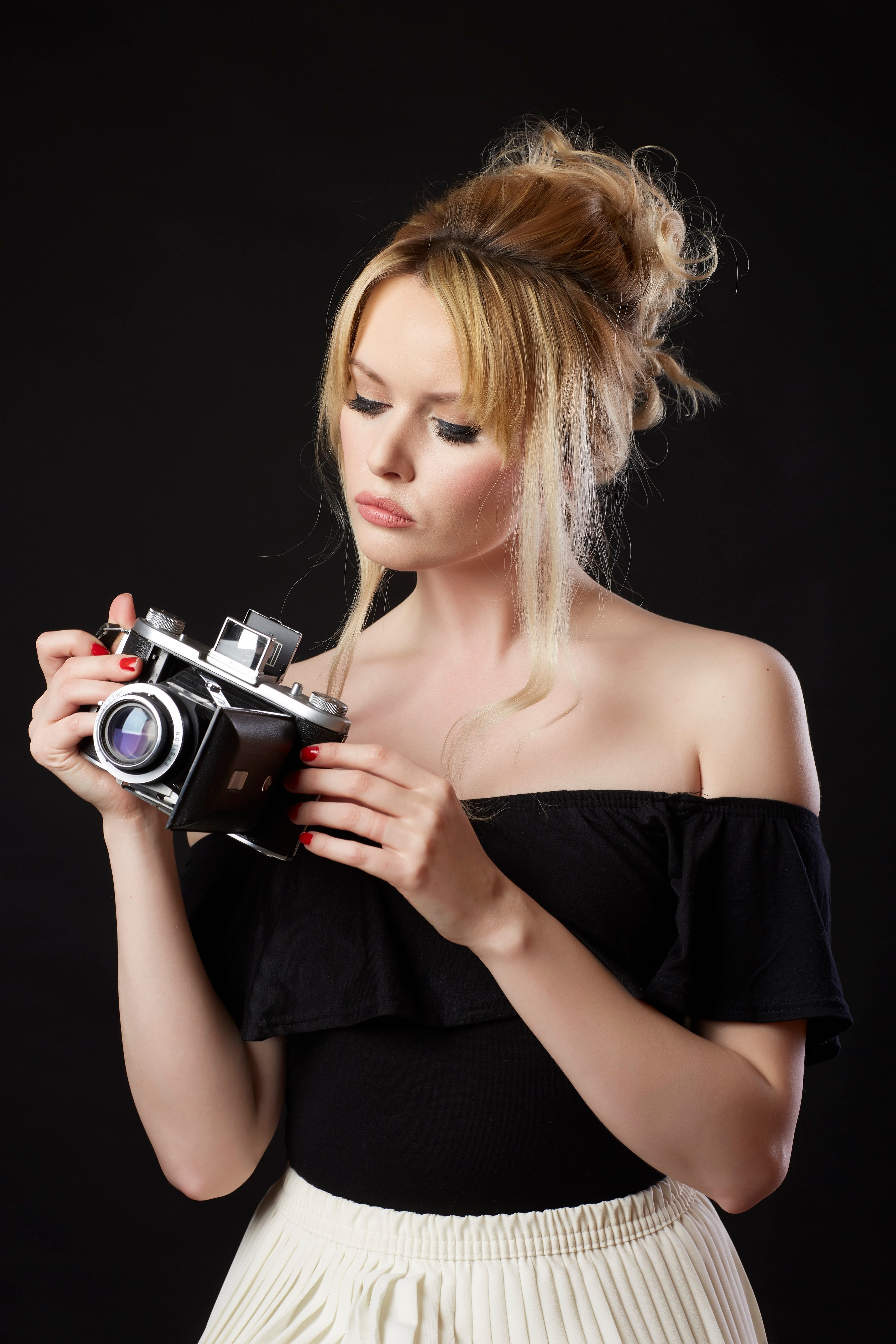 Blonde woman holding a vintage camera HD Phone Wallpaper