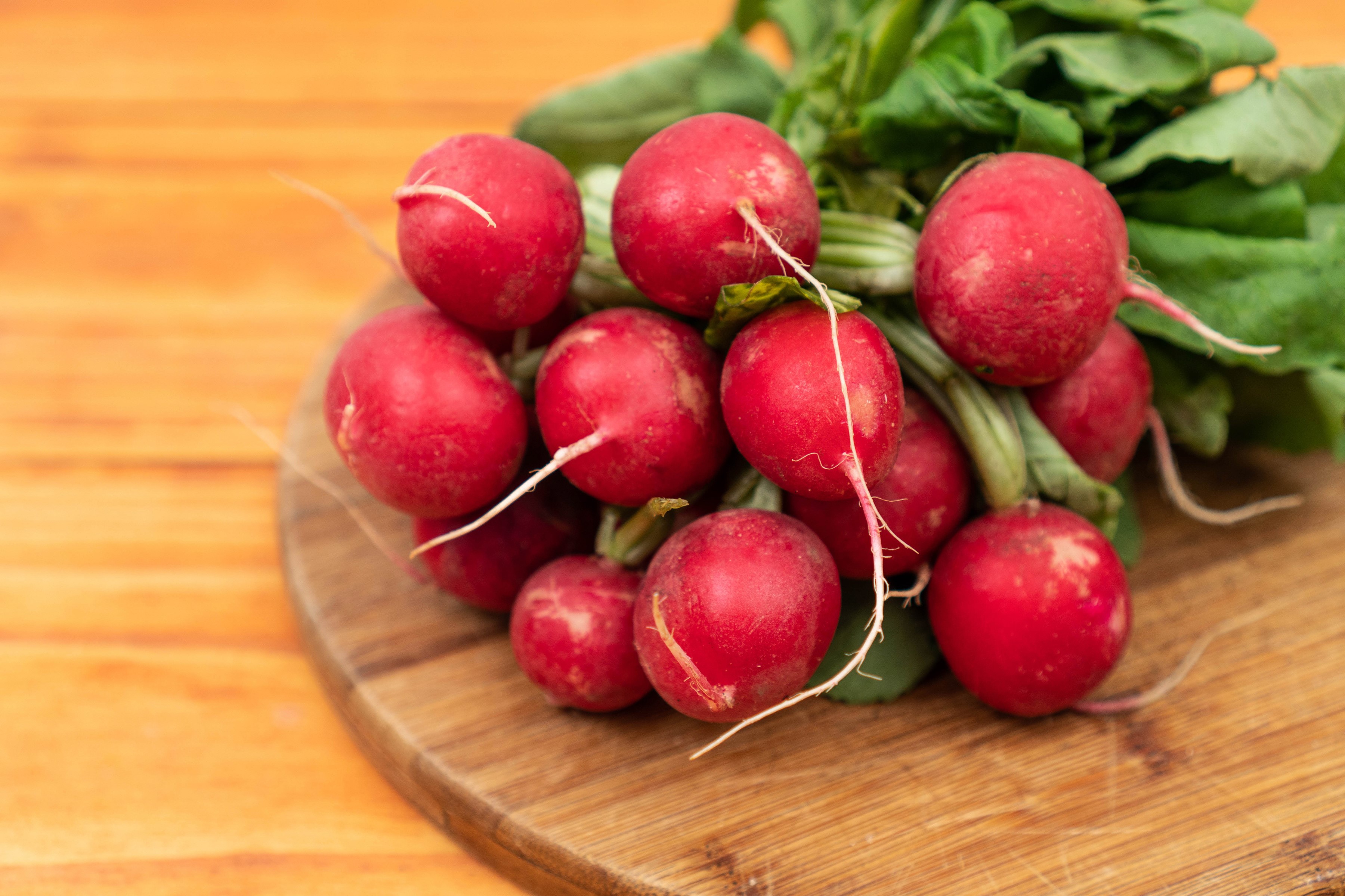 Radishes on a wooden cutting board HD Wallpaper