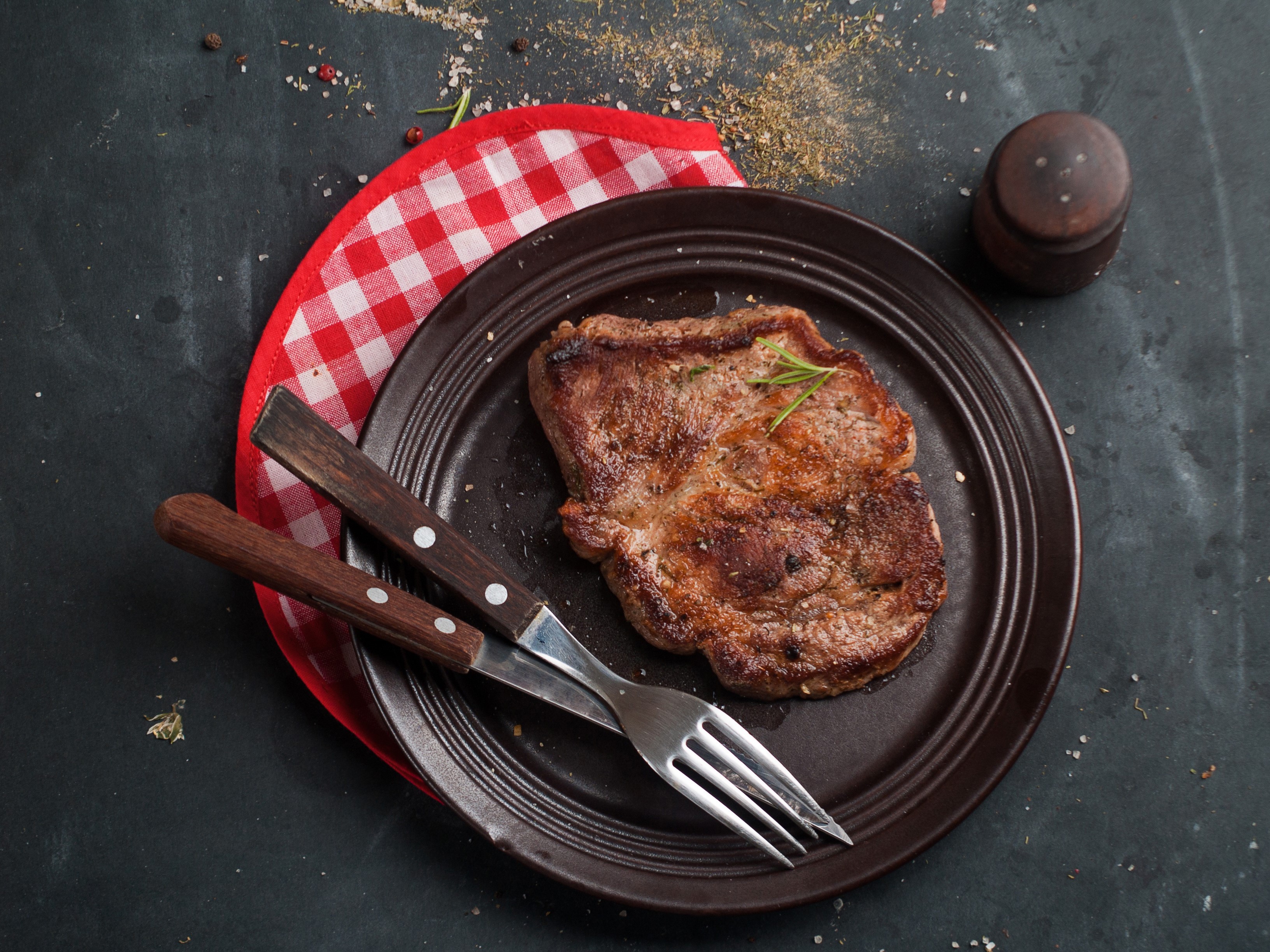 Cooked steak on a plate with cutlery HD Wallpaper