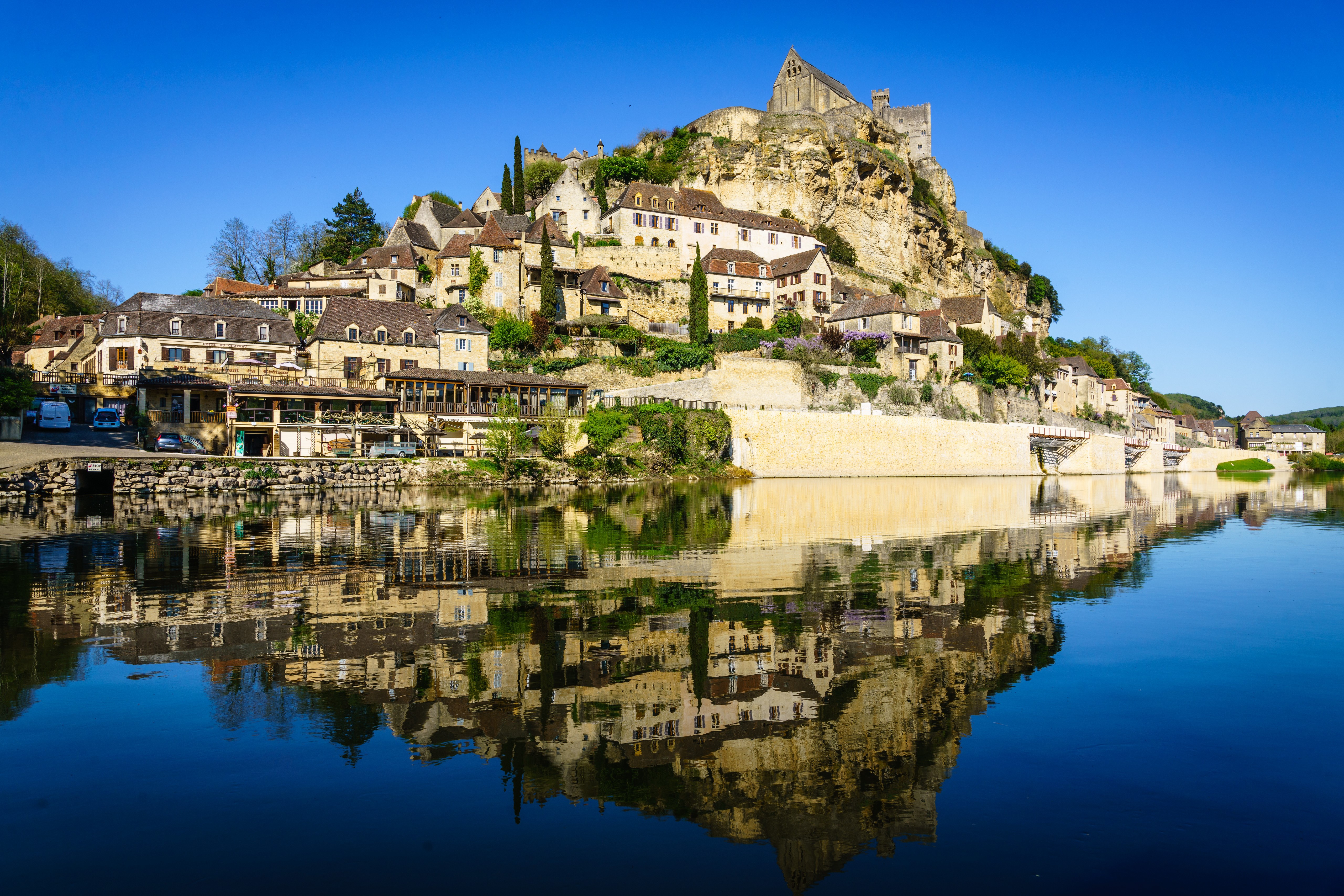 Beynac-et-Cazenac village and castle reflected in the Dordogne River, France HD Wallpaper
