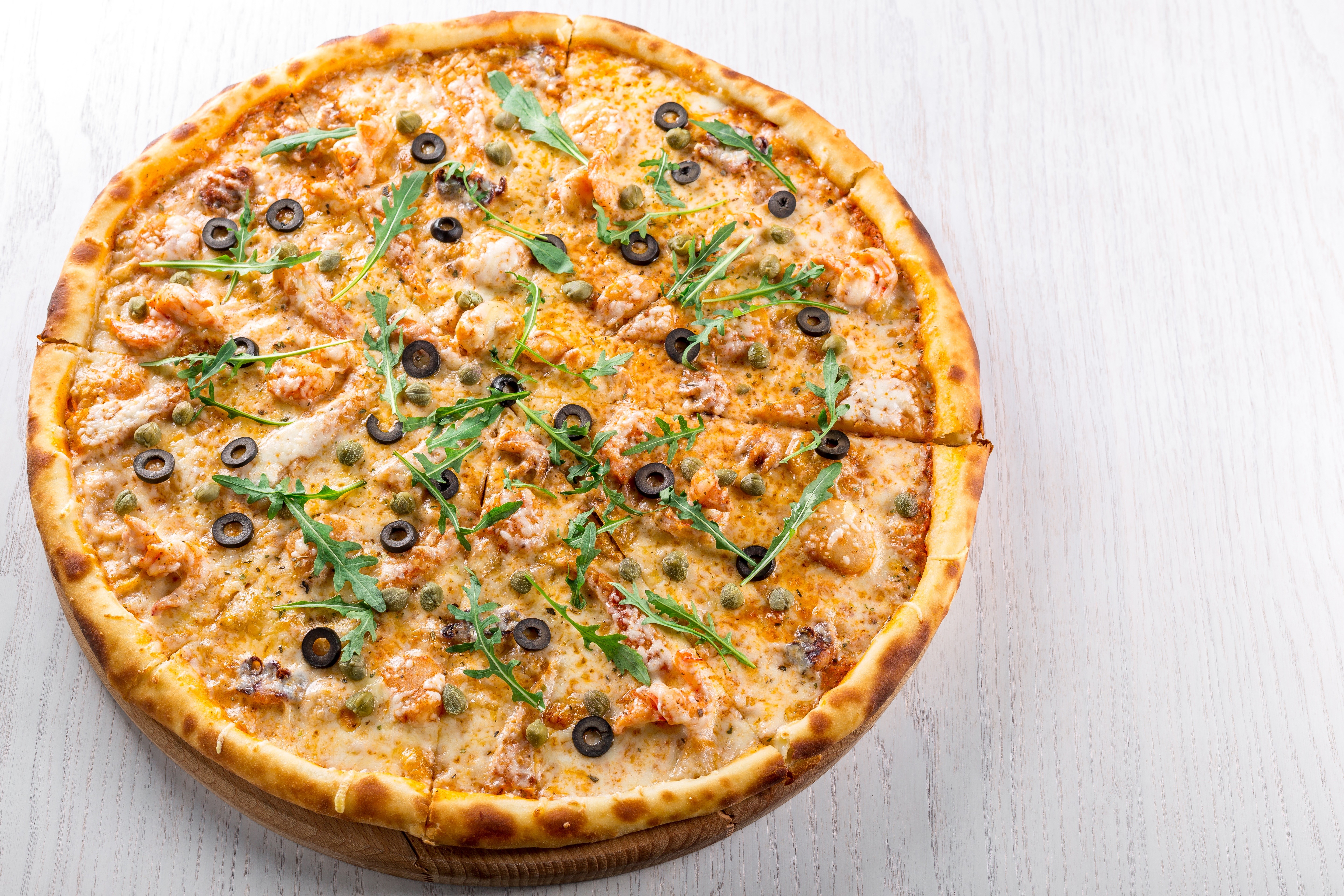 Pizza with olives and arugula HD Wallpaper