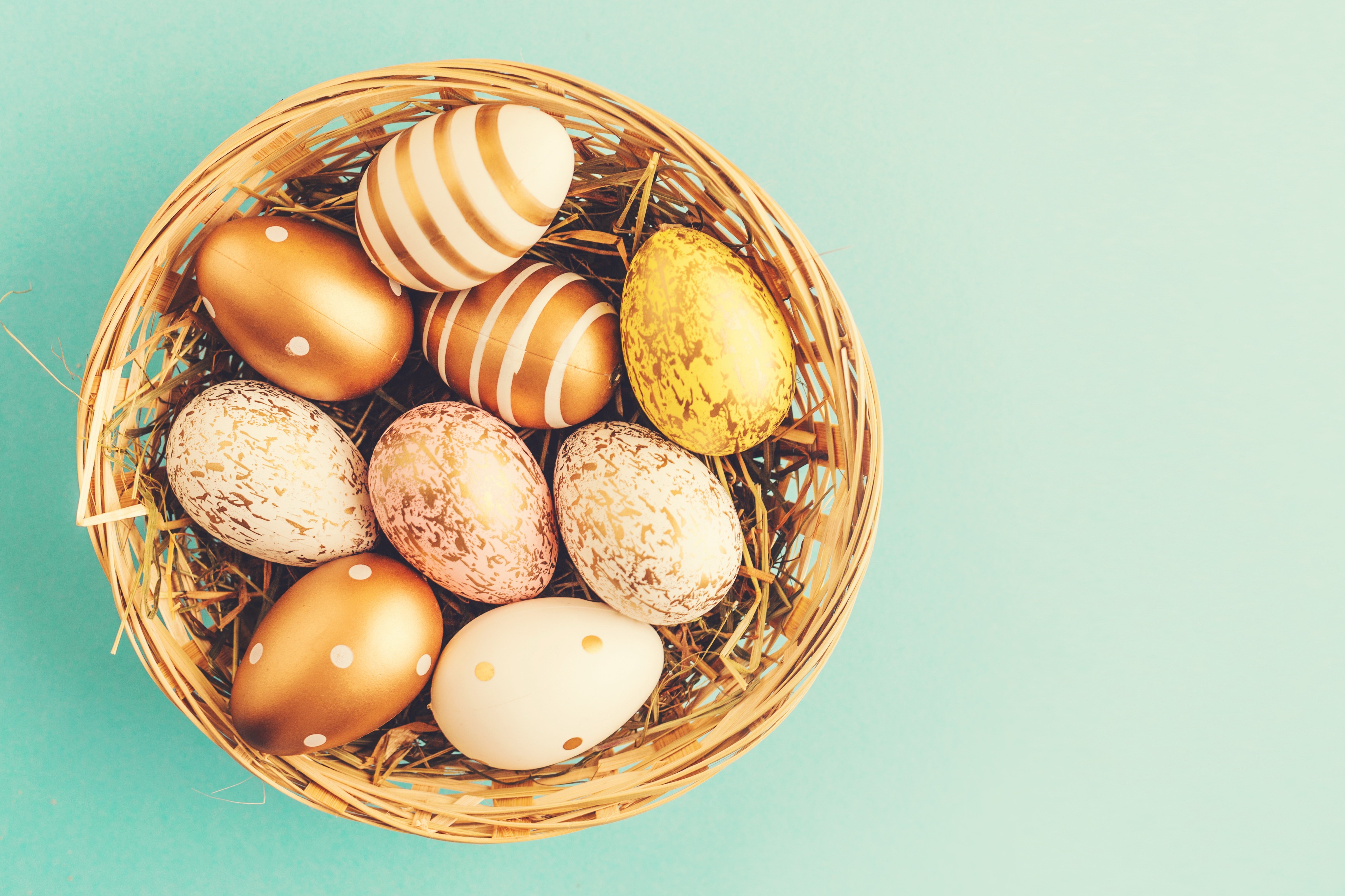 Easter eggs in a wicker basket HD Wallpaper