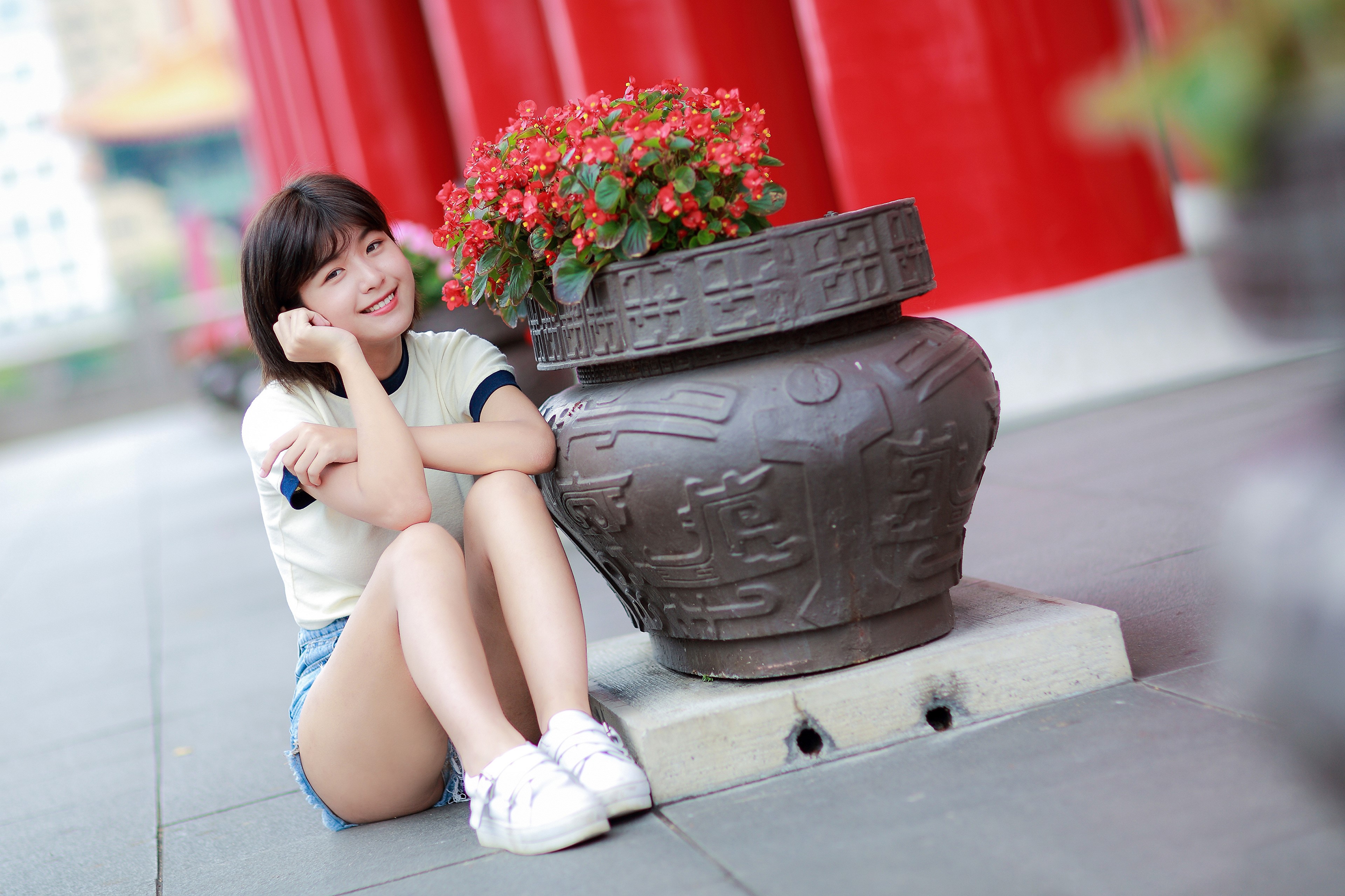Asian girl sitting by a potted plant HD Wallpaper