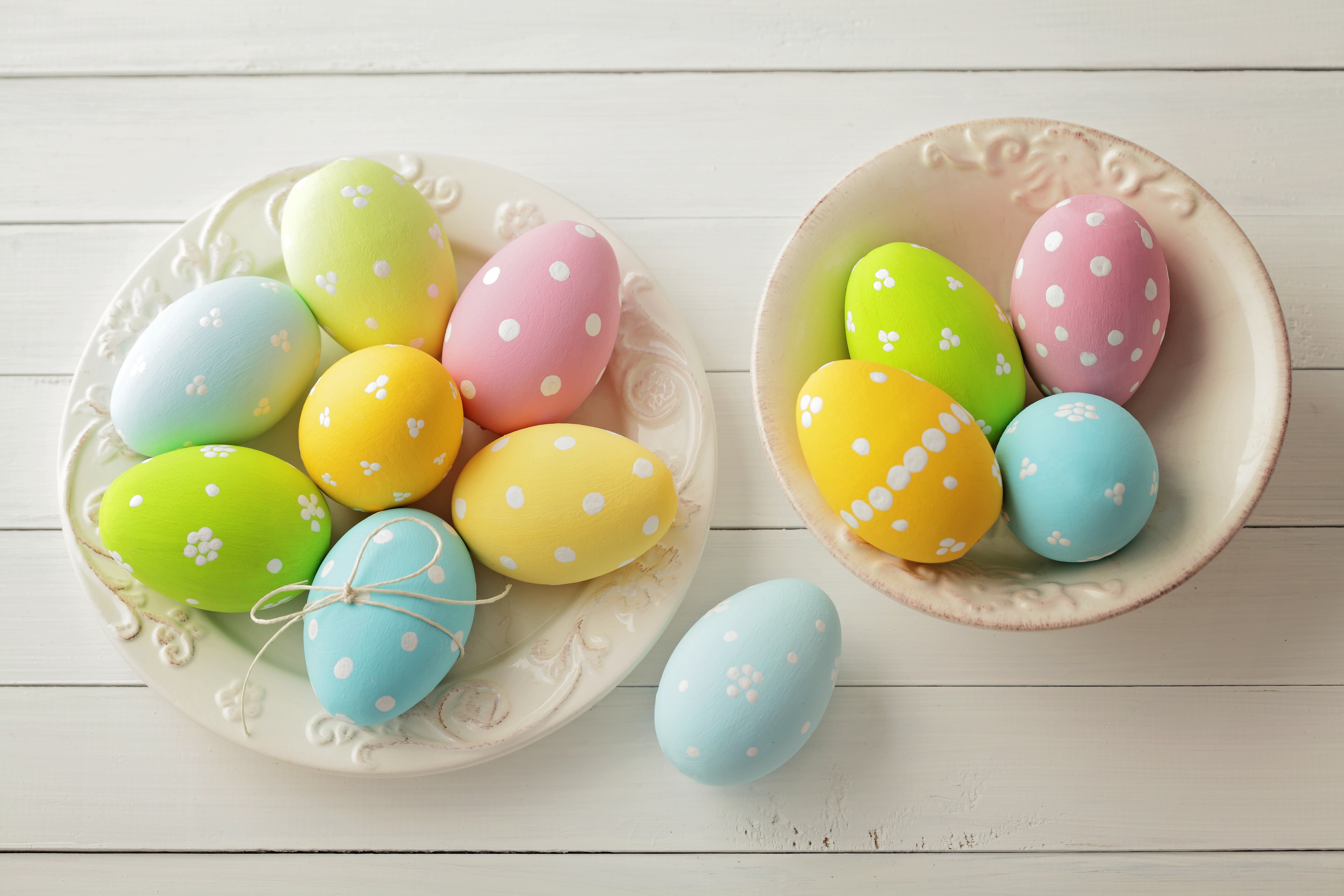 Easter Eggs on Plates HD Wallpaper