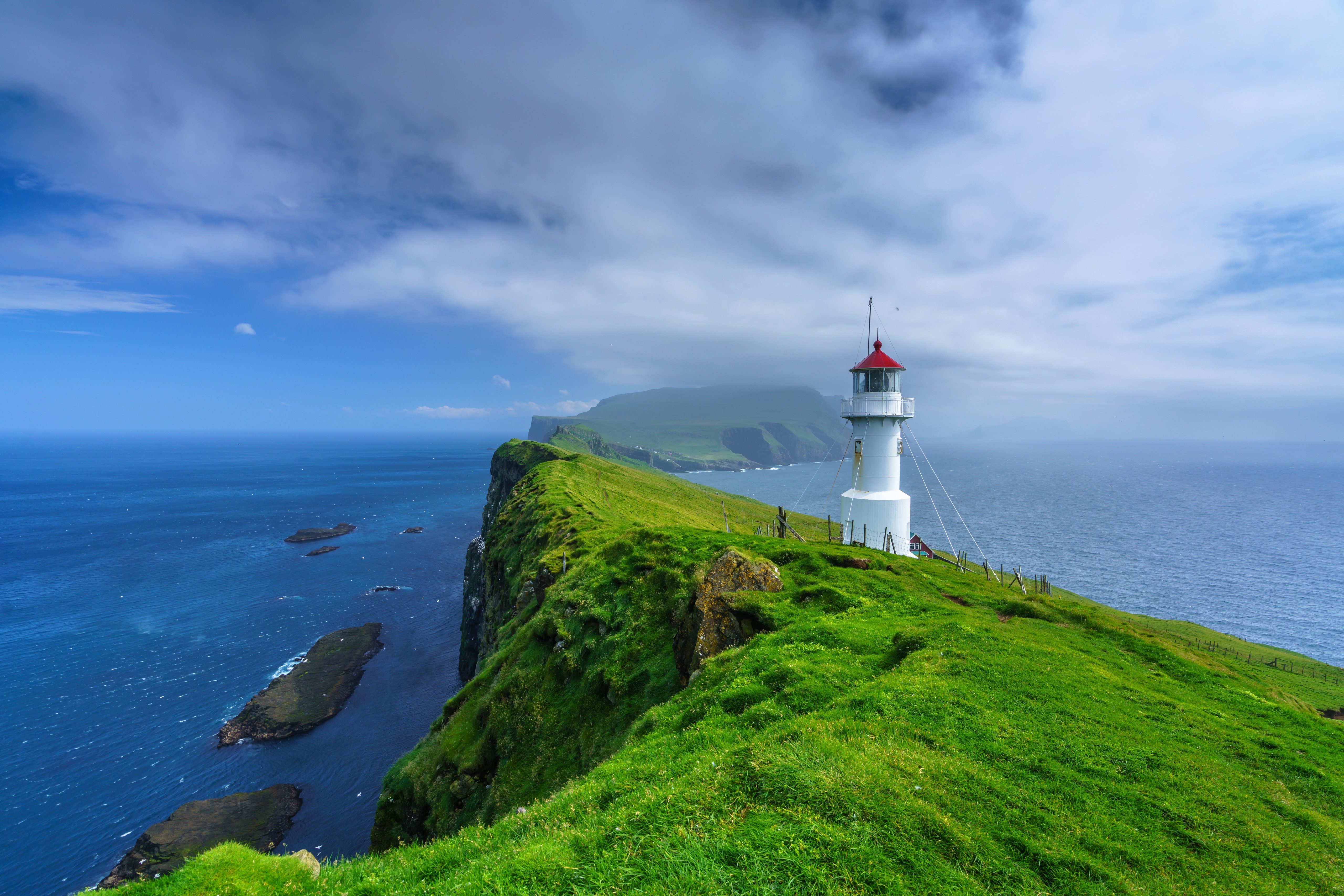 Holmur Lighthouse on Mykines, Faroe Islands HD Wallpaper
