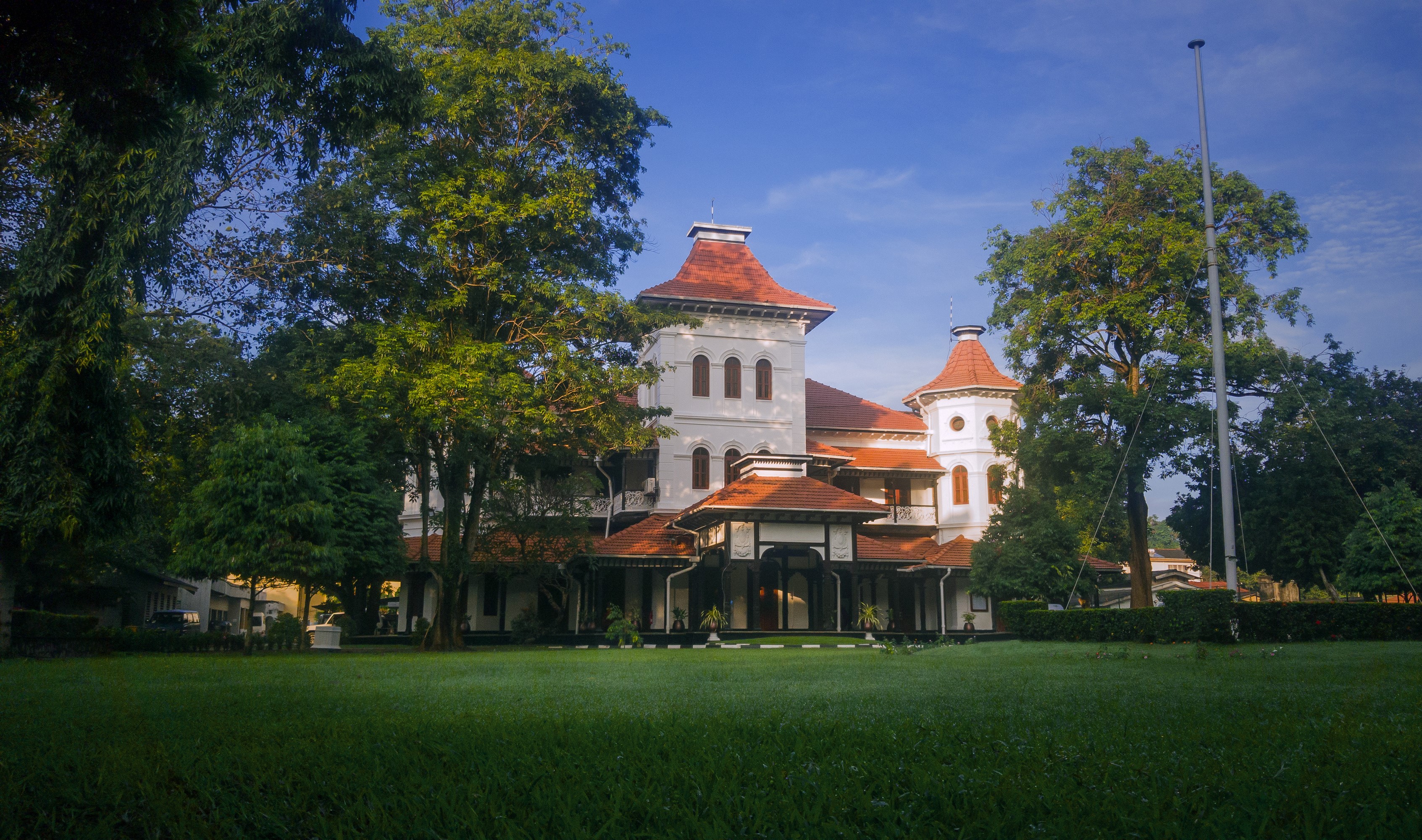 University of Colombo Classic Architecture and Lawn HD Wallpaper