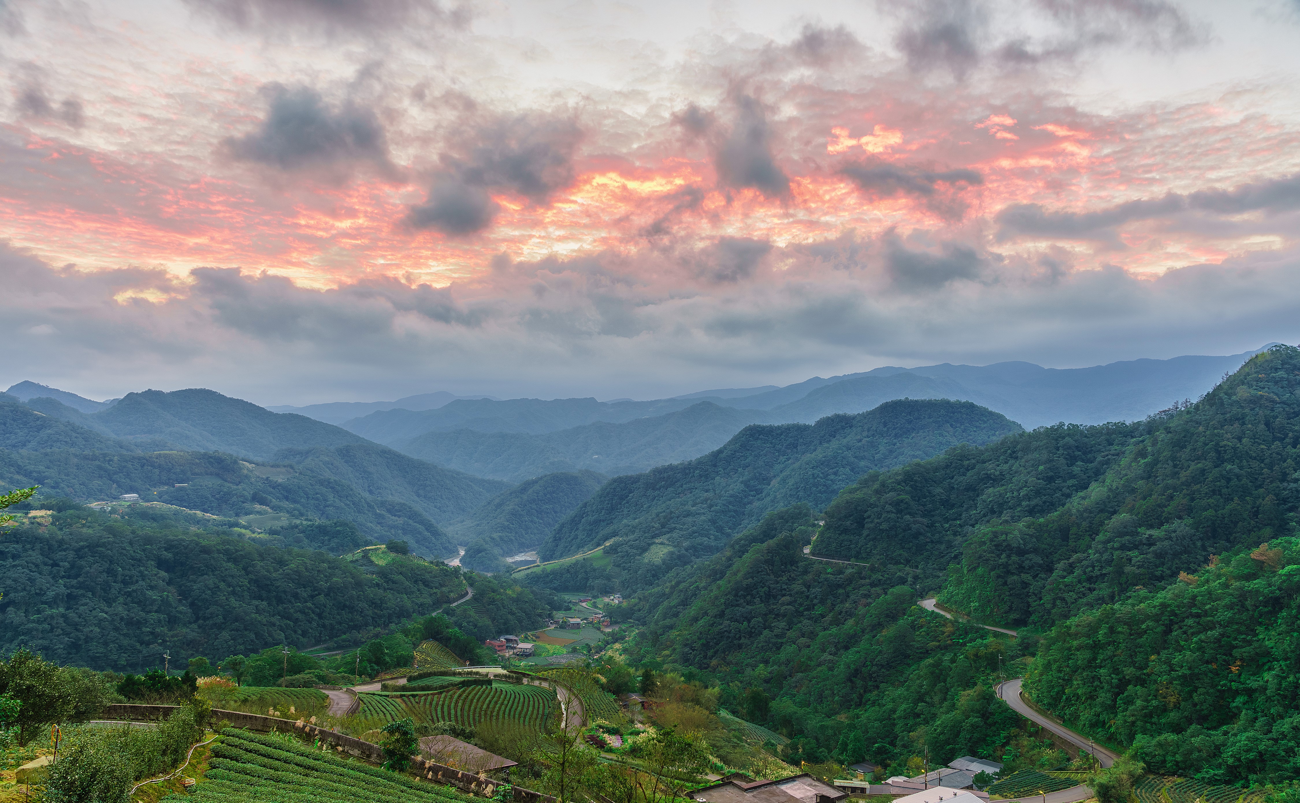 4K Taiwan Scenery of Mountains and Fields HD Wallpaper