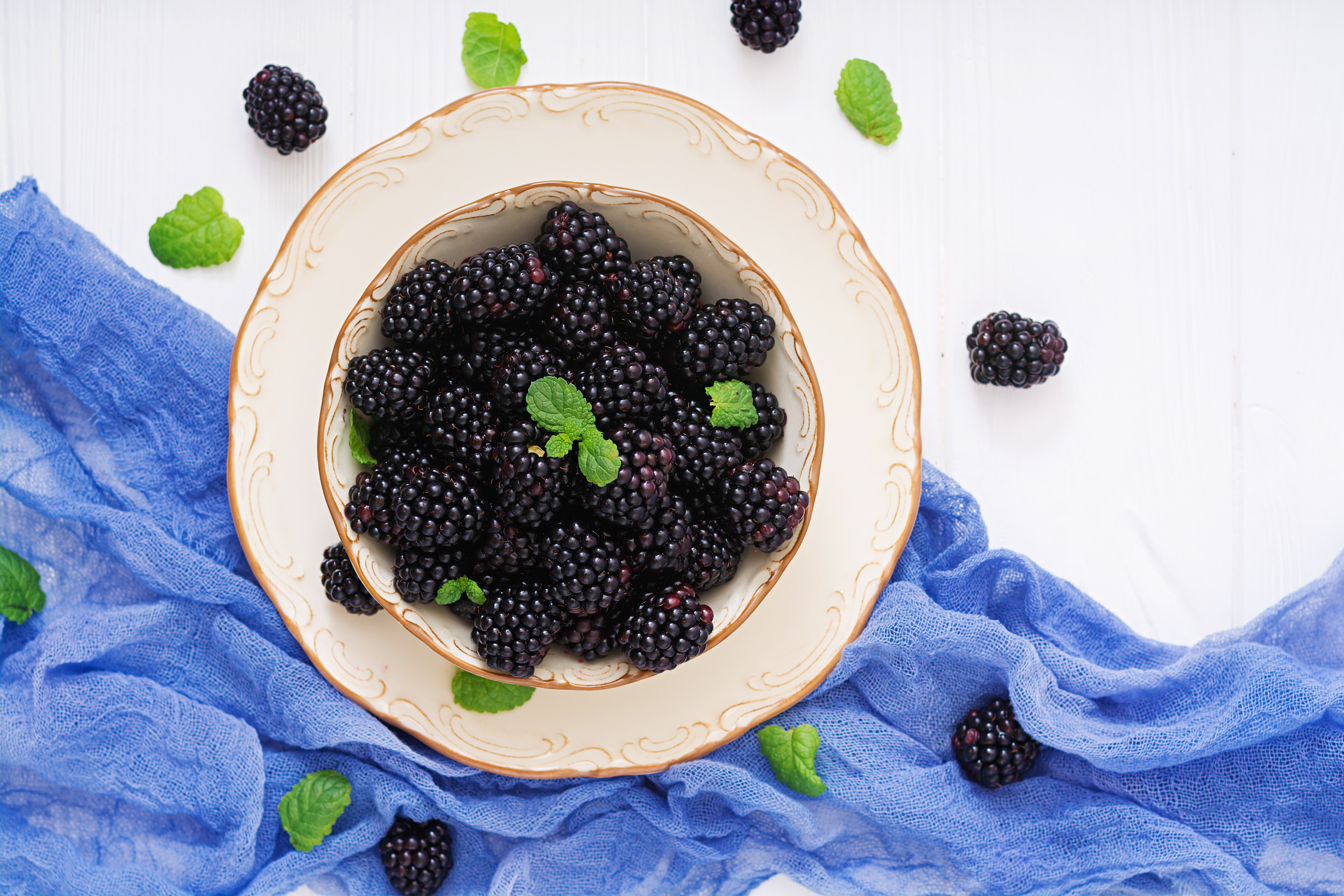 Blackberries on a plate with mint leaves HD Wallpaper