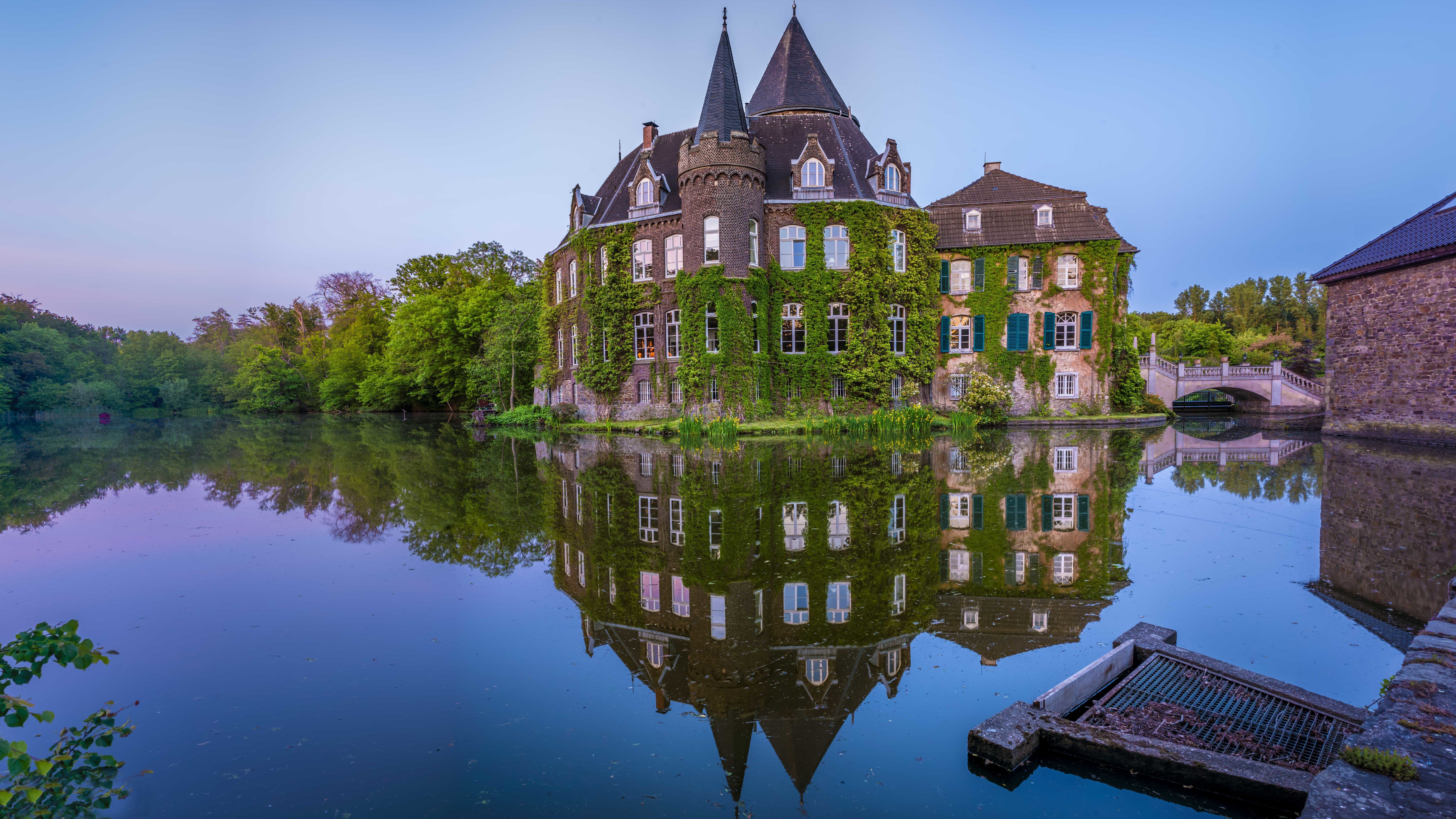Linnep Castle Germany reflected in pond HD Wallpaper