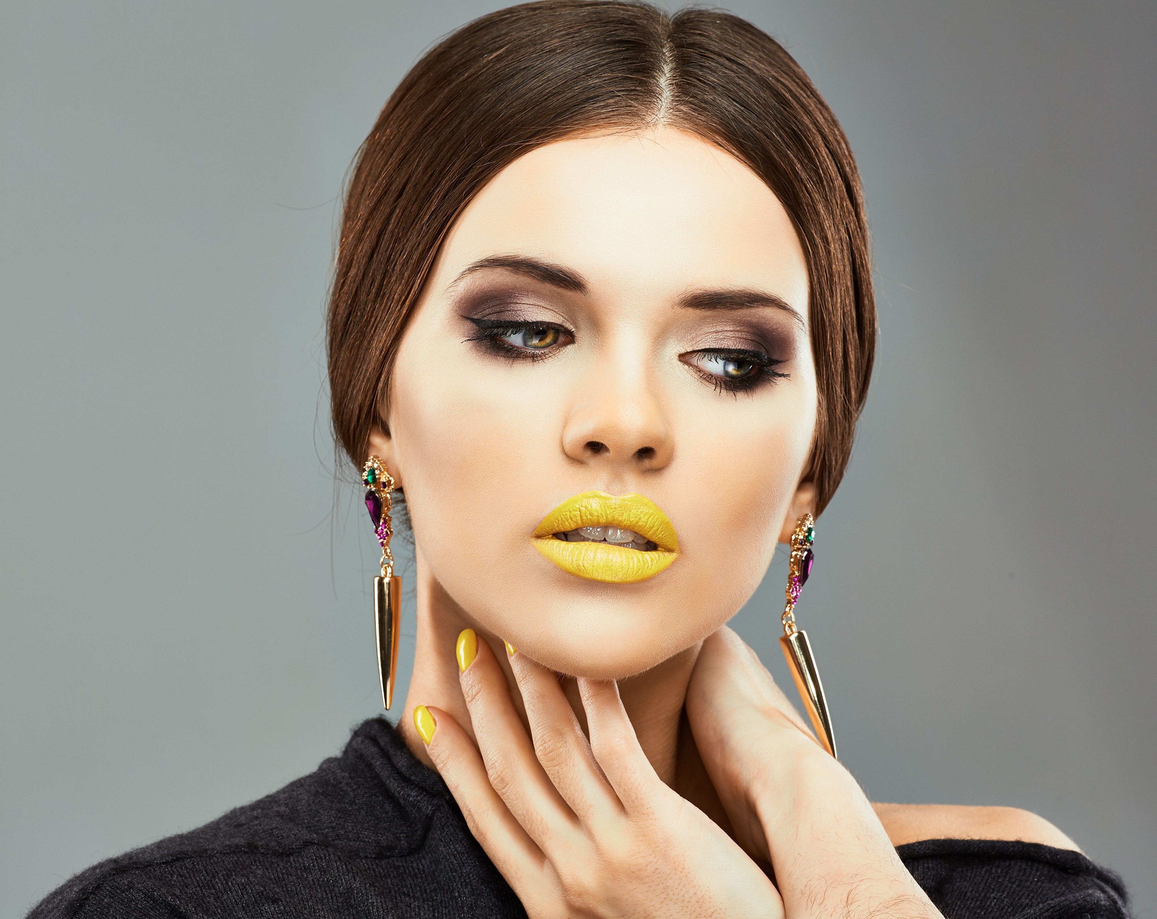 Model with yellow lips and dramatic makeup HD Wallpaper