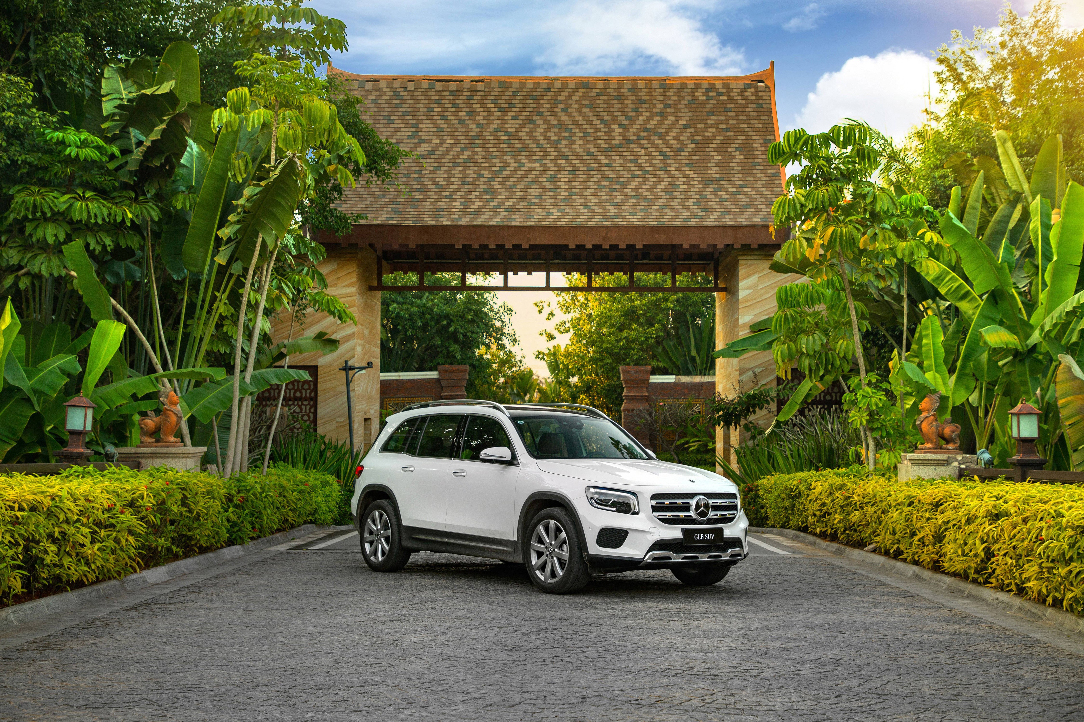 4K White Mercedes-Benz GLB 200 SUV HD Wallpaper