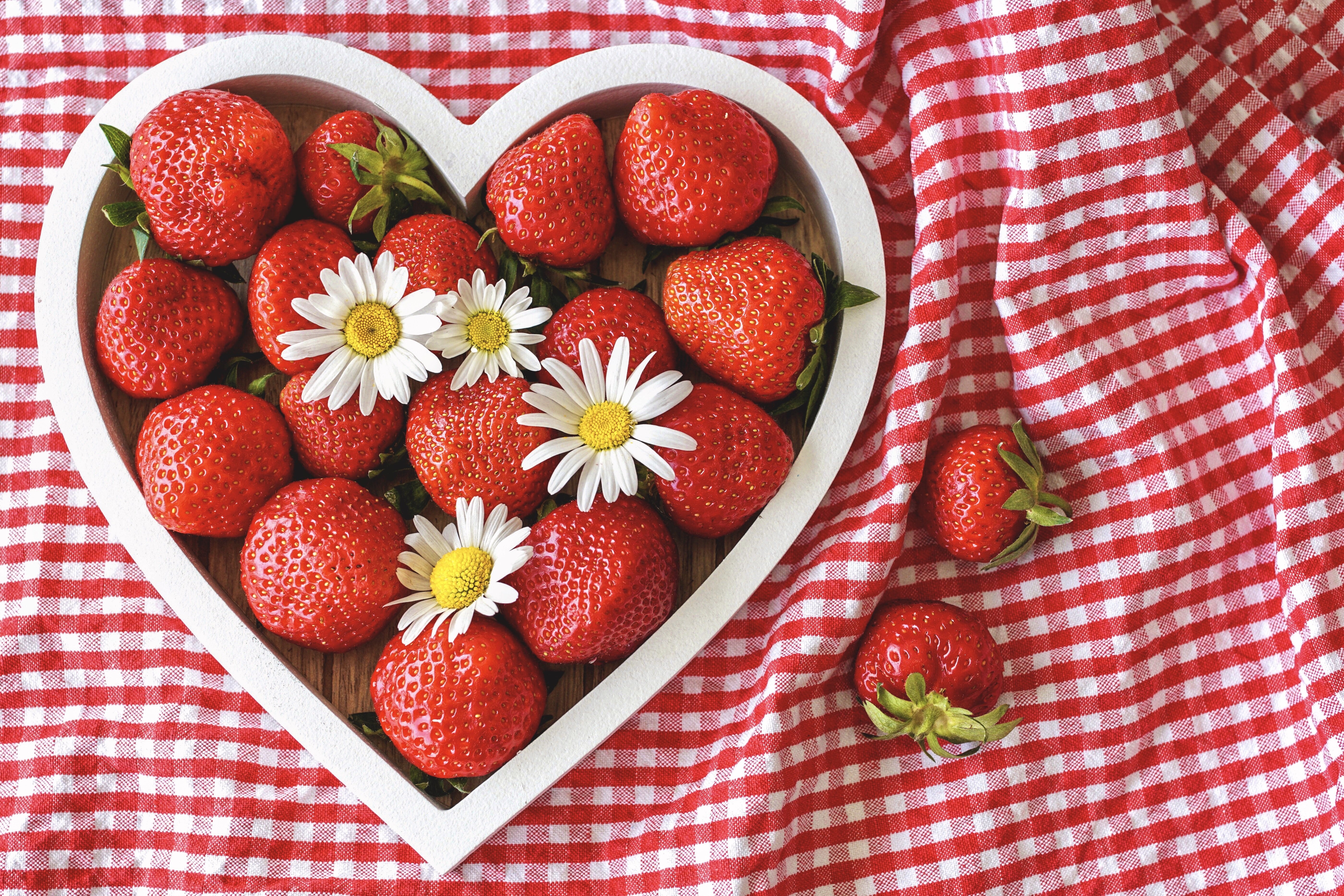 Strawberries and Camomiles in a Heart-Shaped Bowl HD Wallpaper