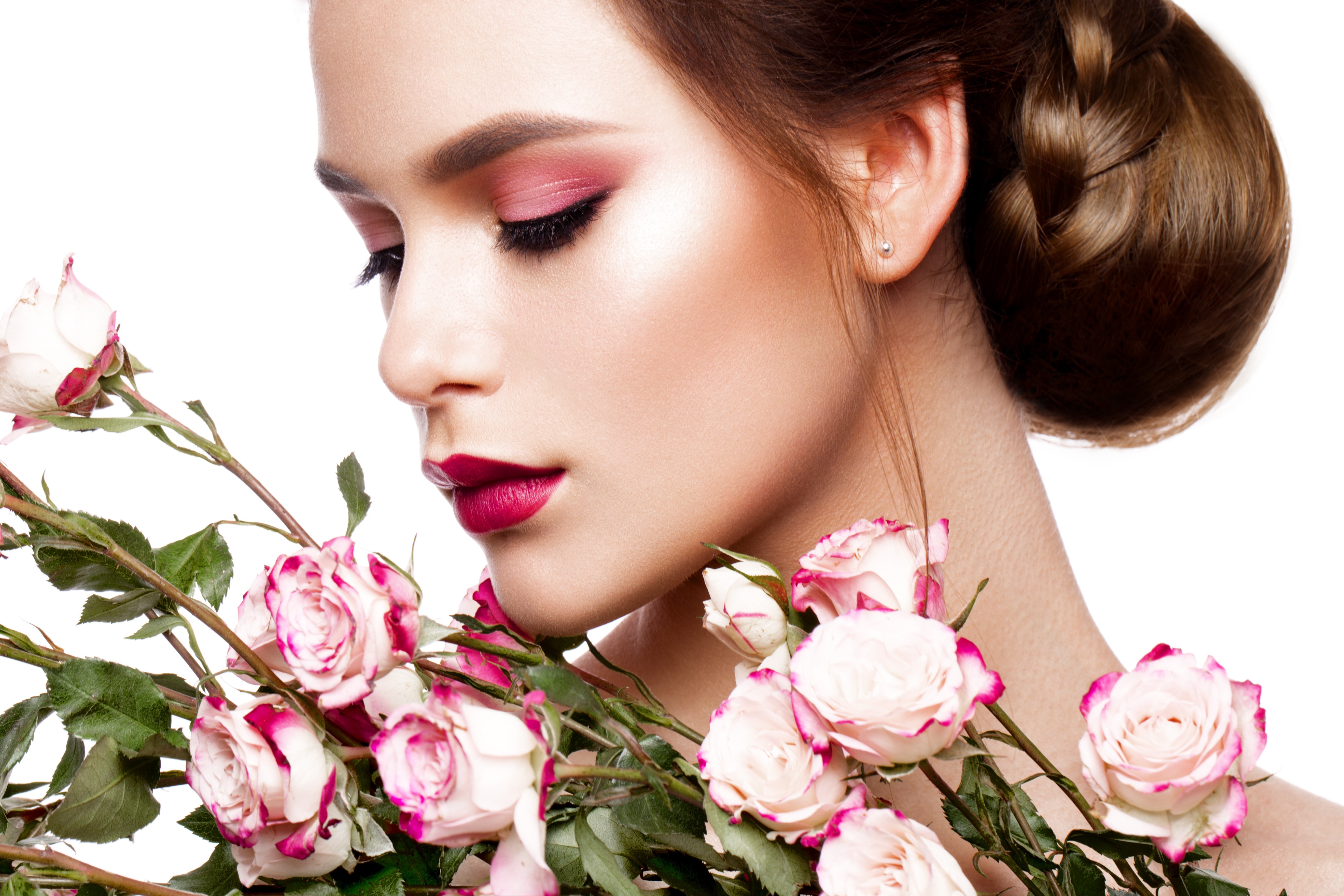 Model with pink makeup and roses HD Wallpaper