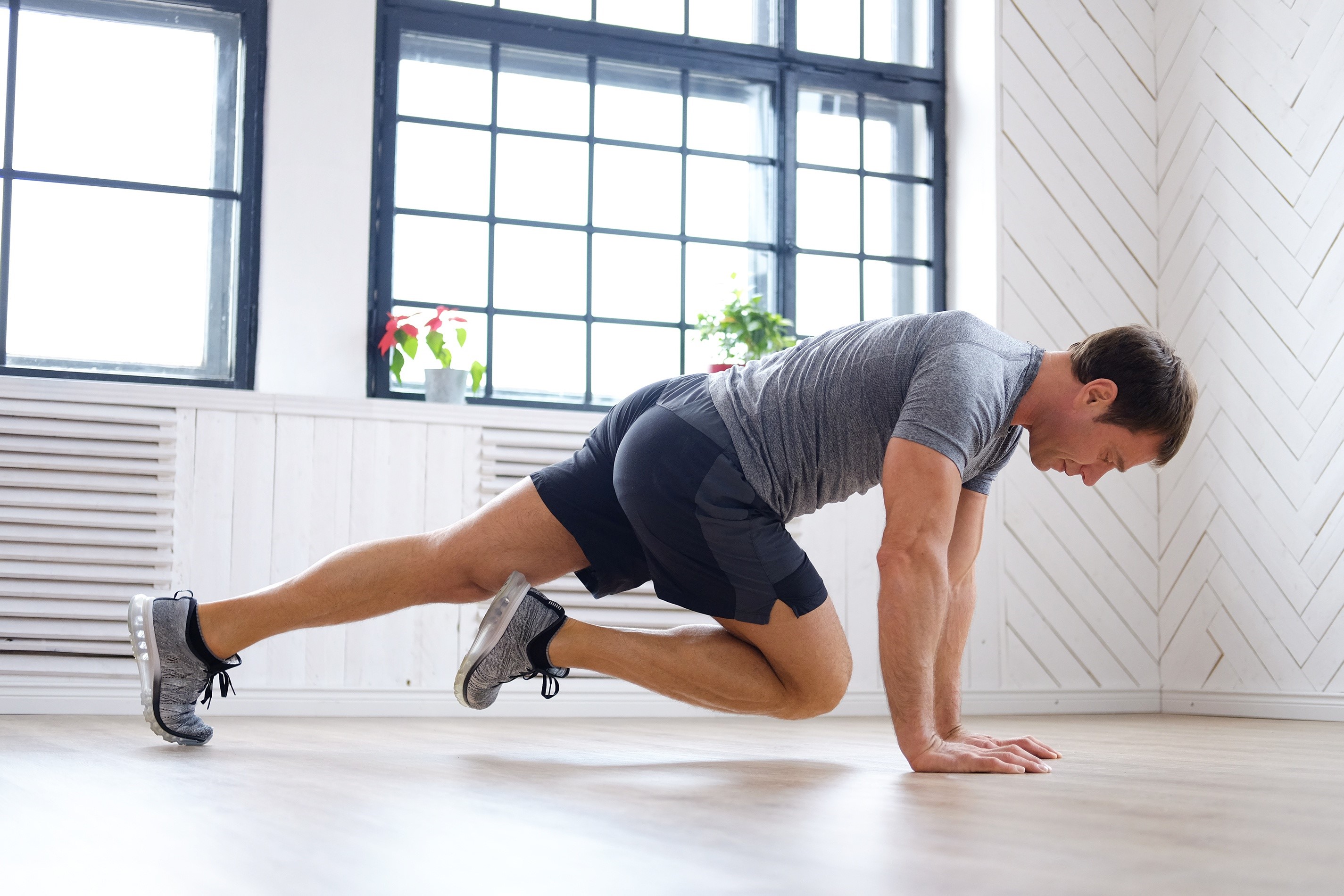 Man doing mountain climbers workout HD Wallpaper
