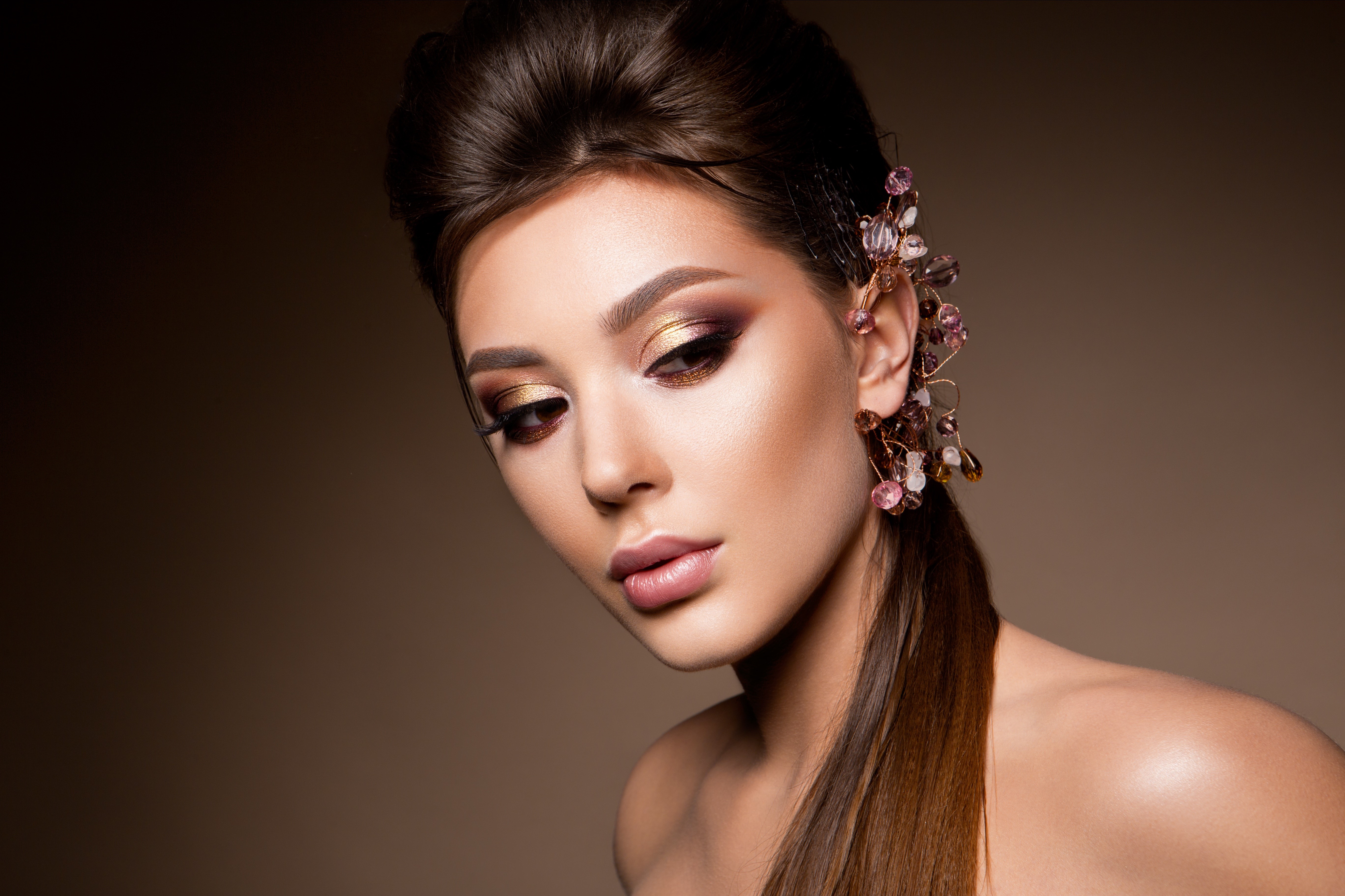 Model with elaborate makeup and jewelry HD Wallpaper
