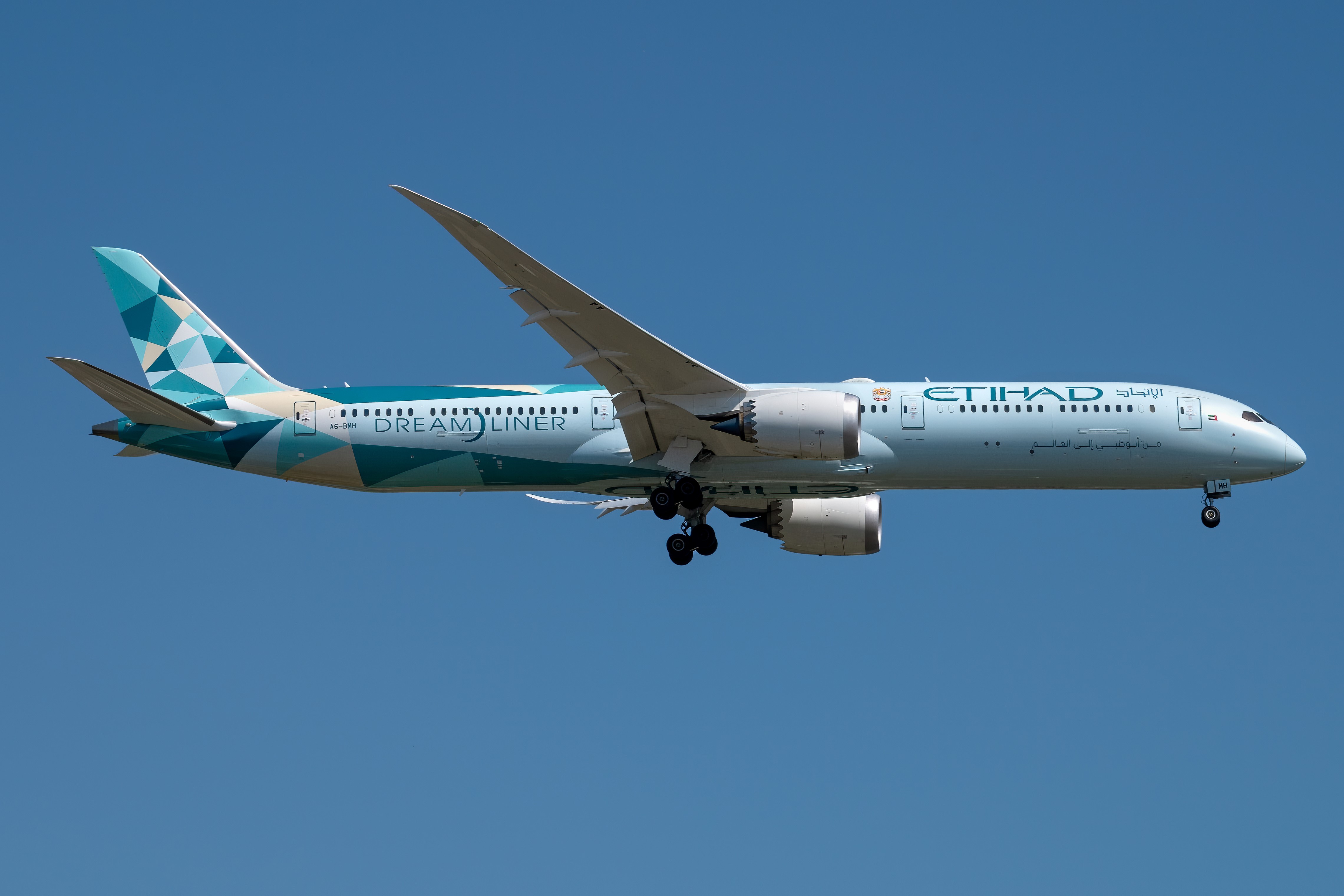 Etihad Airways Boeing 787-10 Dreamliner landing HD Wallpaper