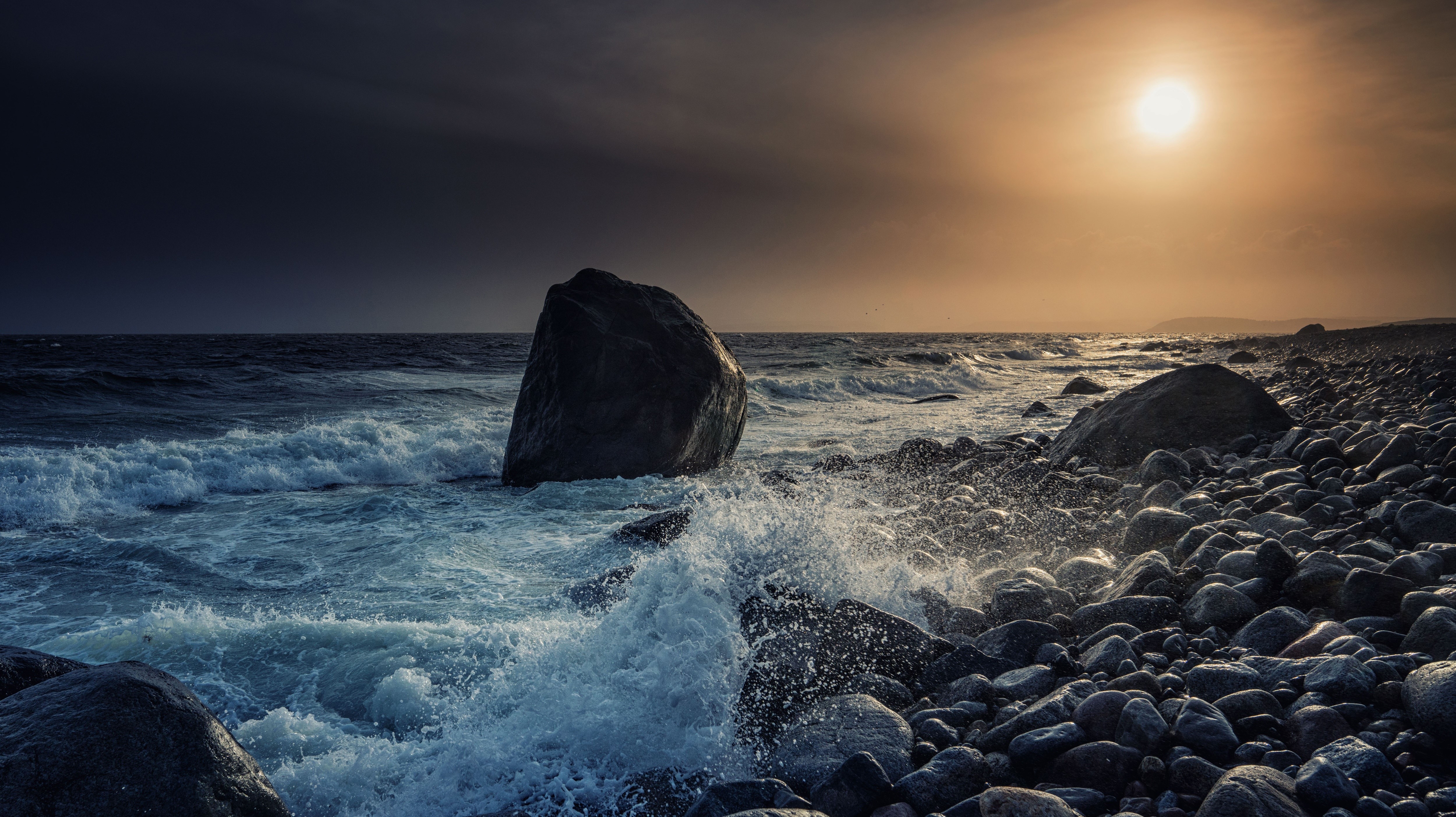 Waves crashing on Molen Beach, Skagerrak Strait, Norway HD Wallpaper
