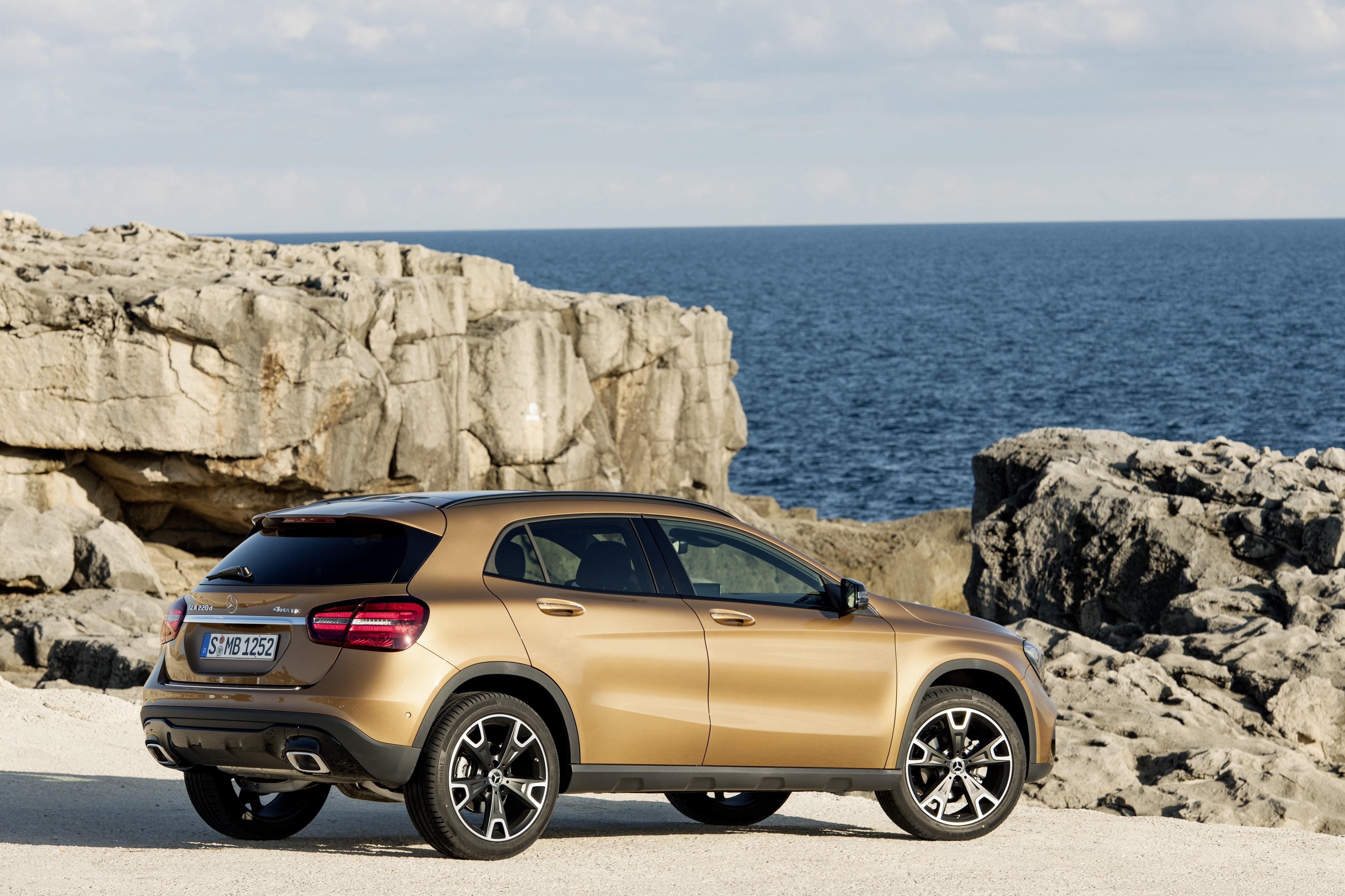 Mercedes-Benz GLA 220 d 4MATIC Crossover HD Wallpaper