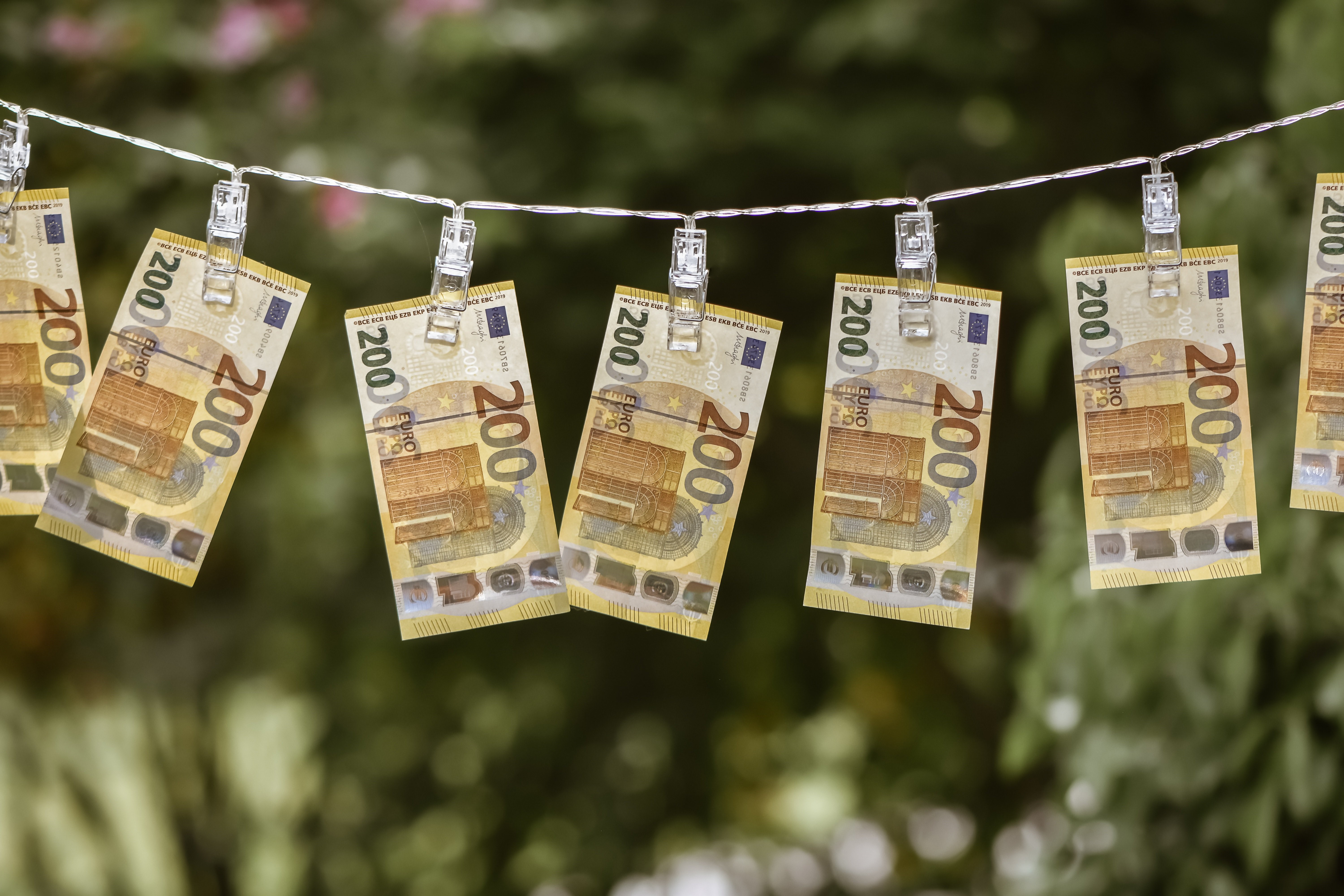 200 Euro banknotes hanging on a clothesline HD Wallpaper