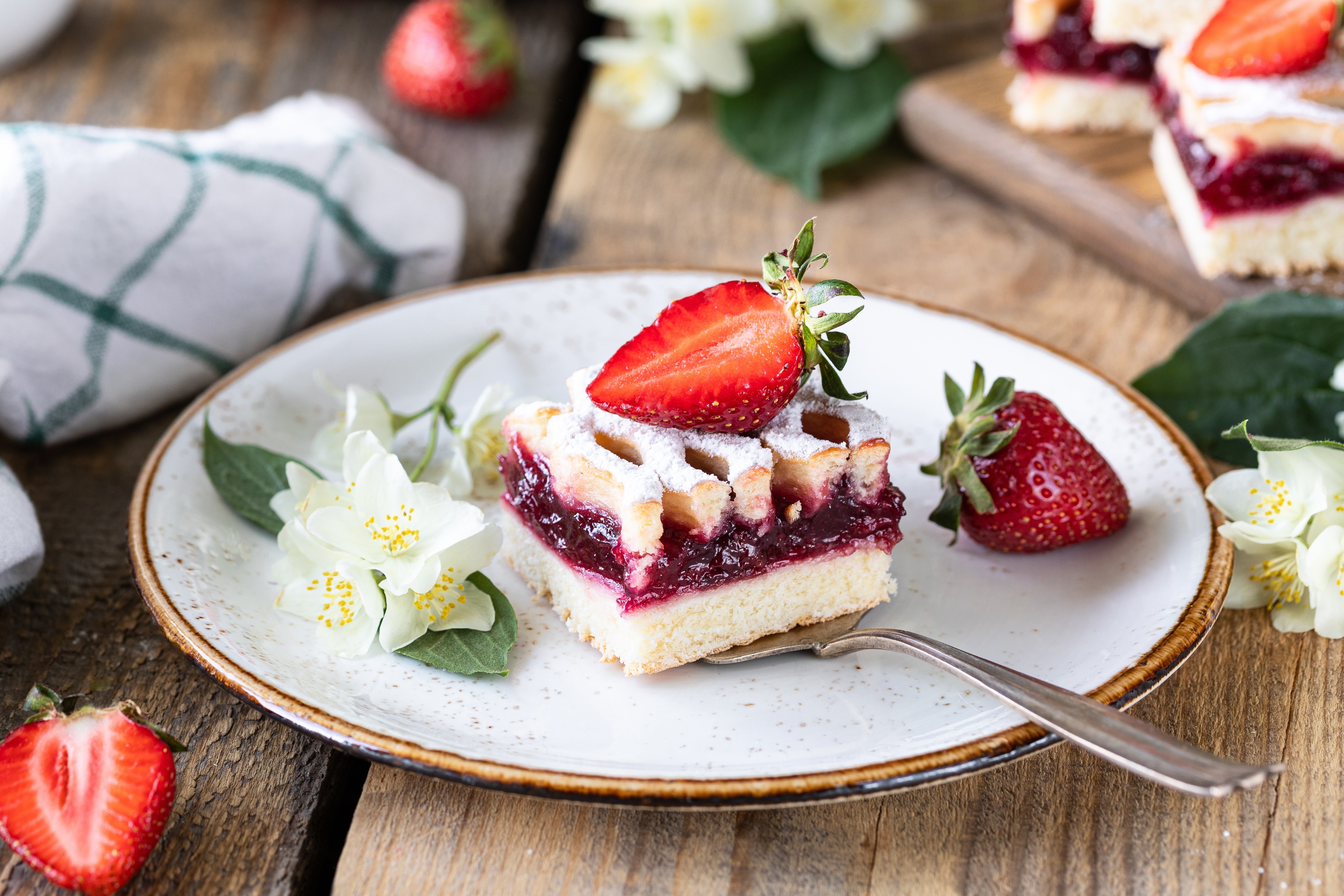 Strawberry pie slice on a plate with strawberries and flowers HD Wallpaper