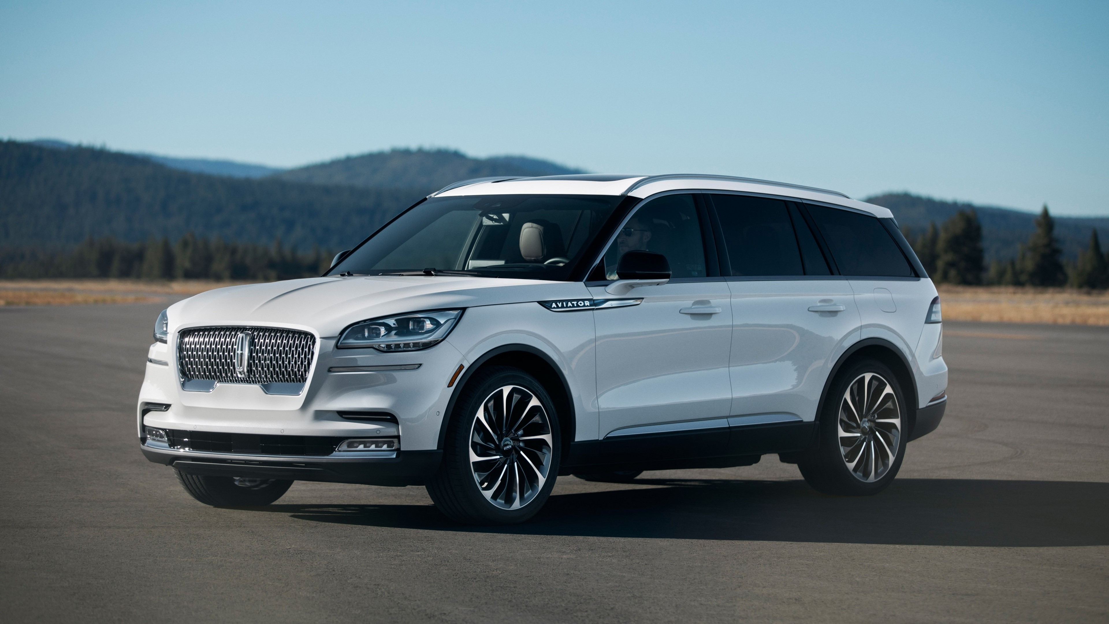 White 2019 Lincoln Aviator SUV HD Wallpaper
