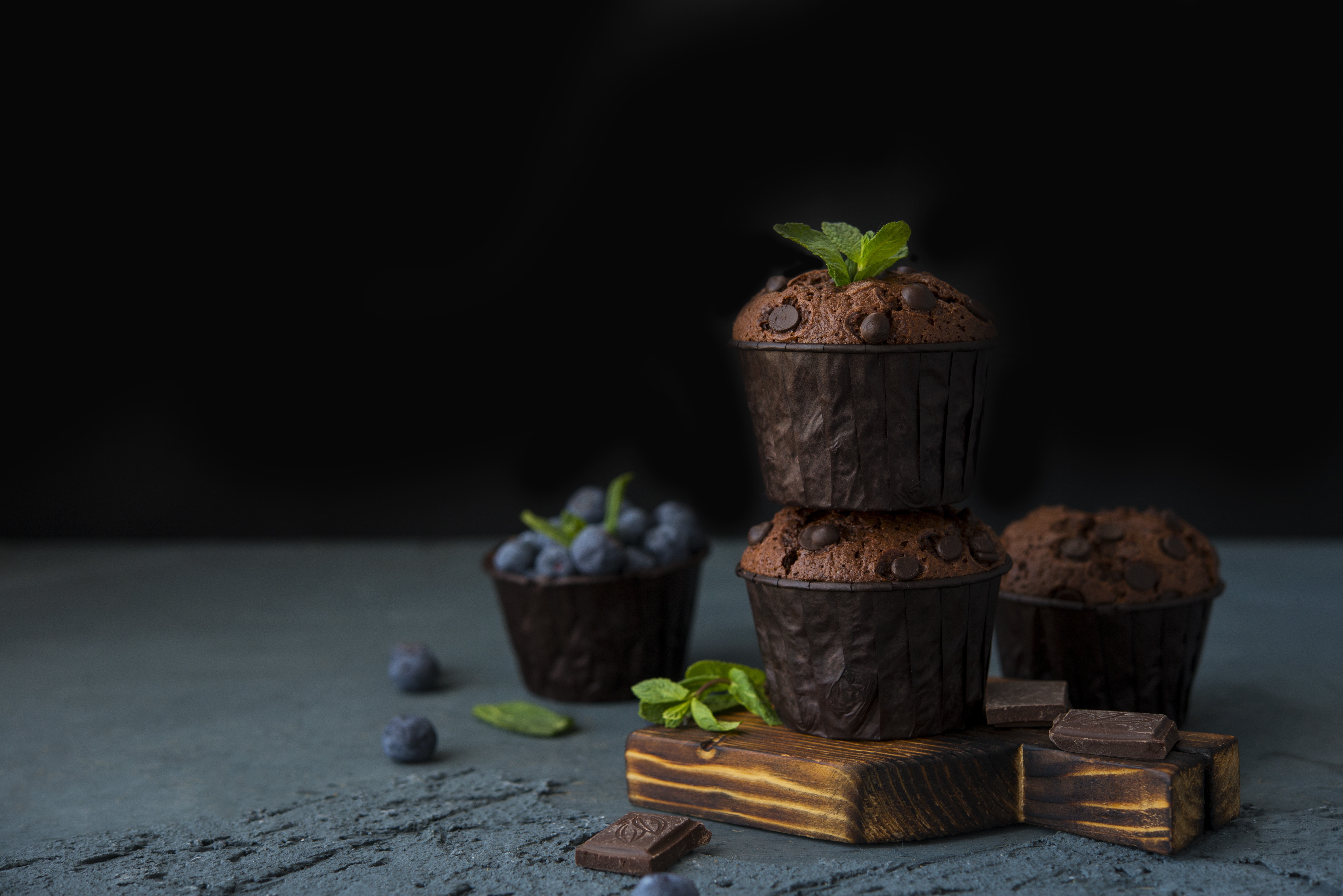 Chocolate muffins with blueberries and mint HD Wallpaper
