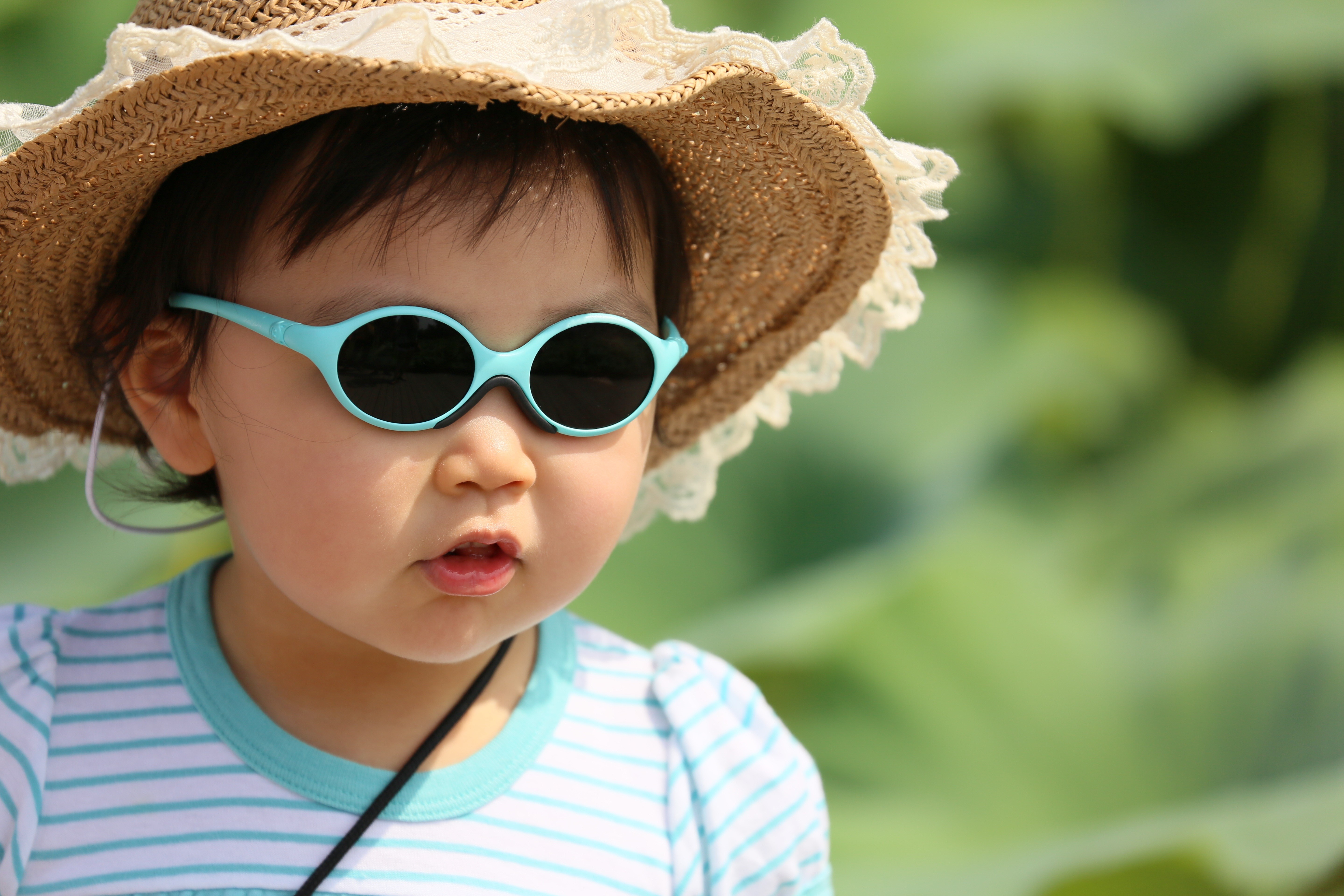 Asian girl wearing a hat and sunglasses HD Wallpaper