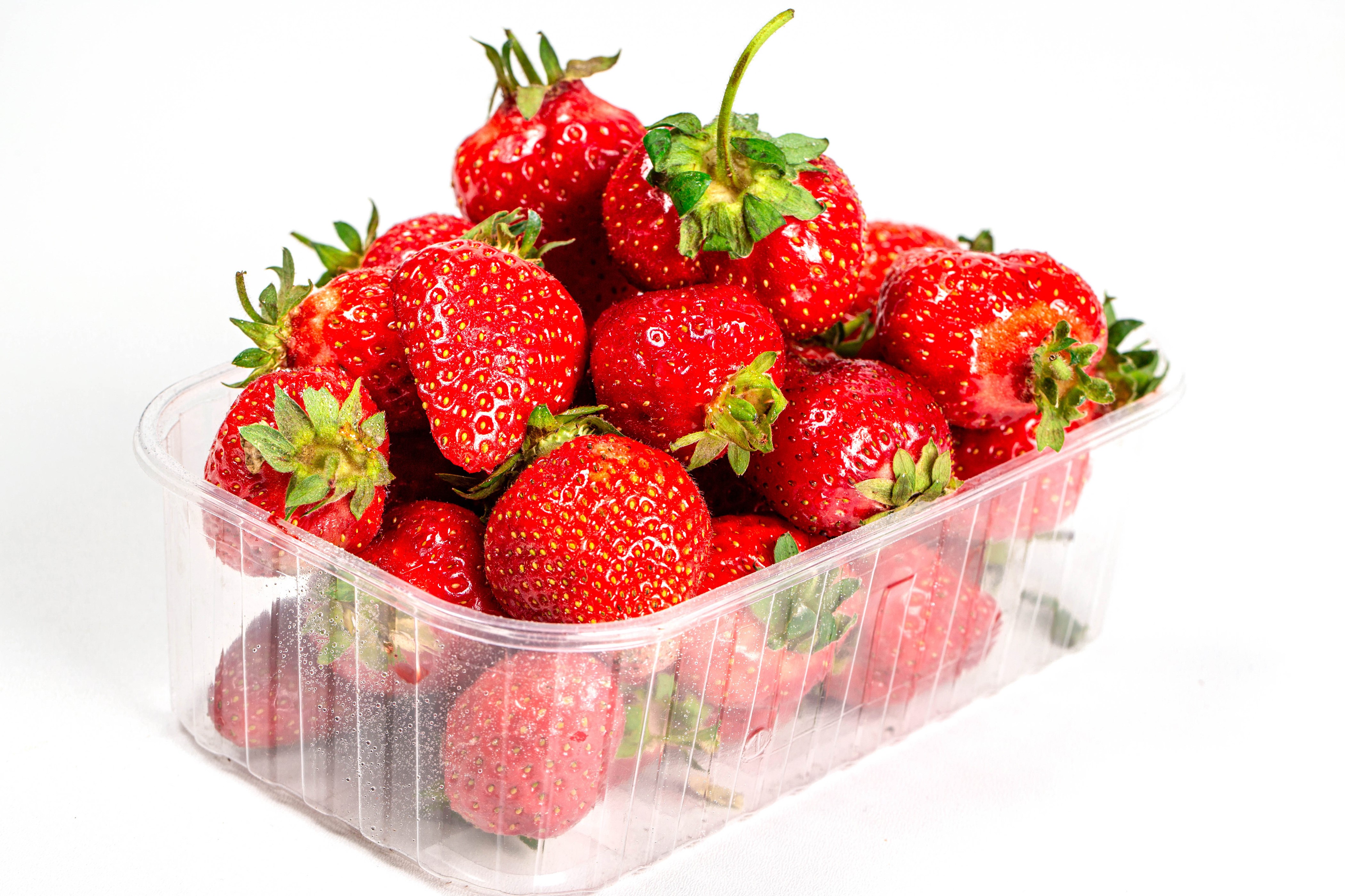 Many strawberries in a plastic box HD Wallpaper
