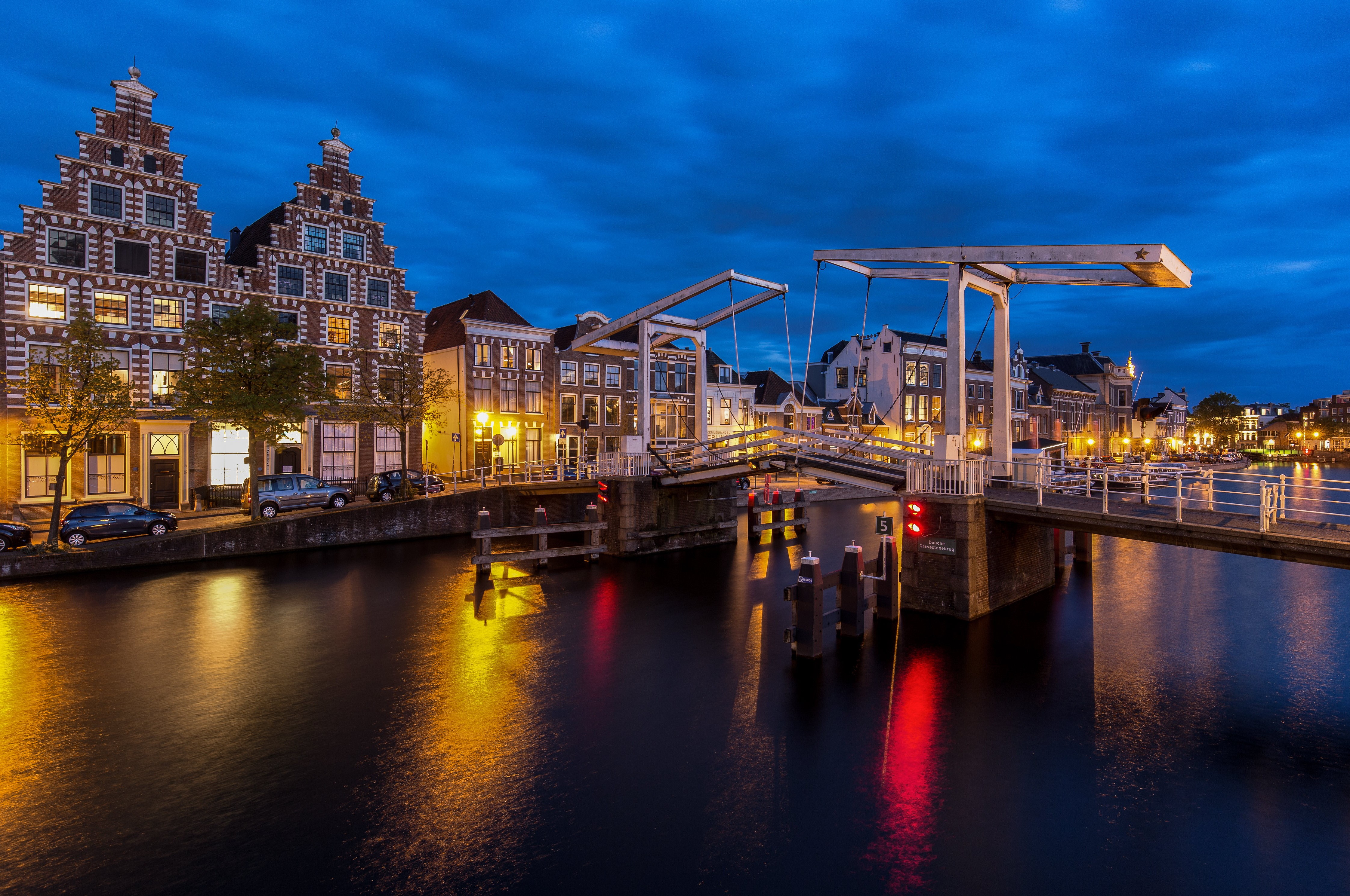 Gravestenenbrug bridge over Spaarne river in Haarlem at night HD Wallpaper