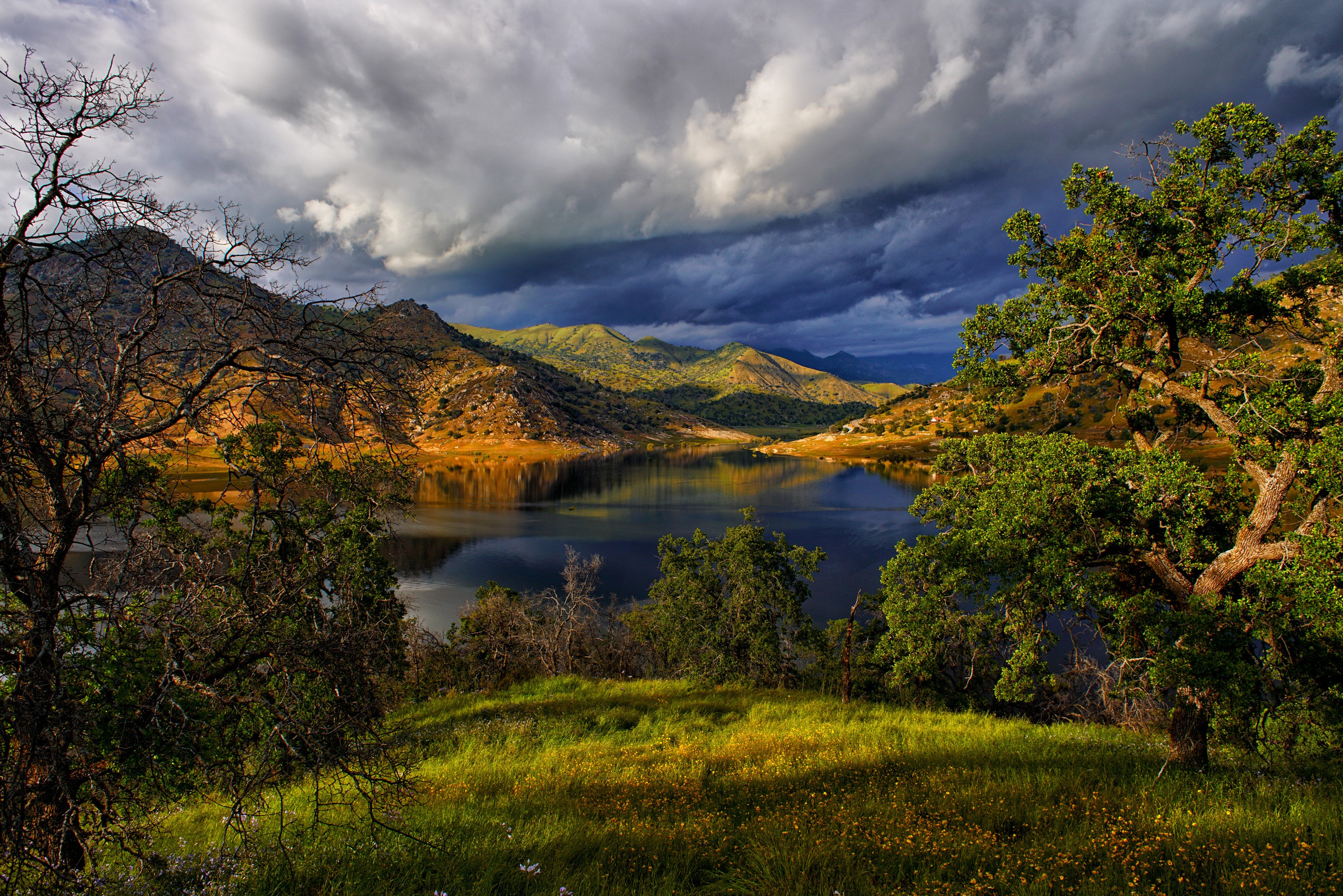 Lake and hills with dramatic clouds in California HD Wallpaper
