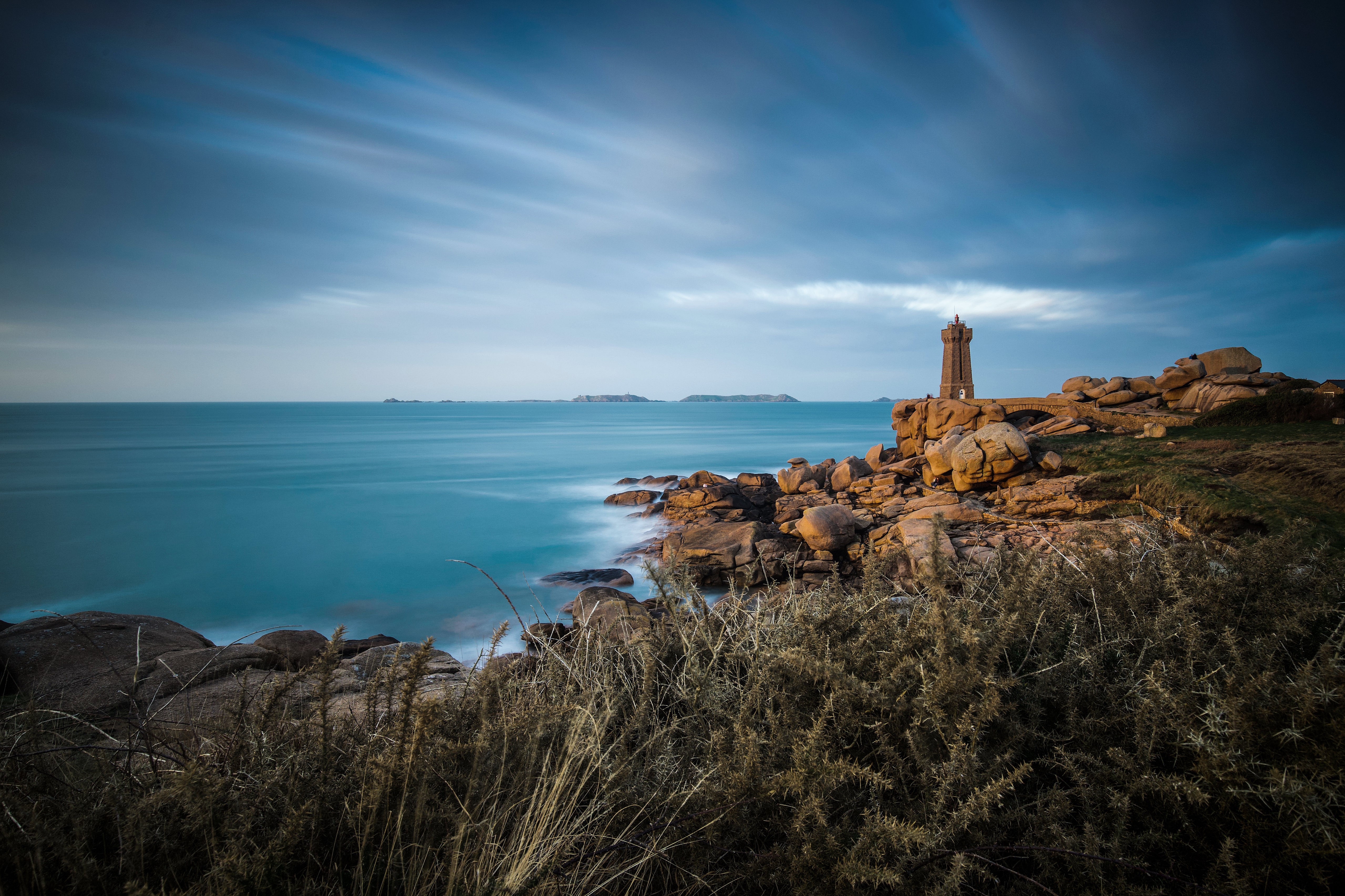 Mean Ruz Lighthouse, Ploumanac'h, Brittany, France HD Wallpaper
