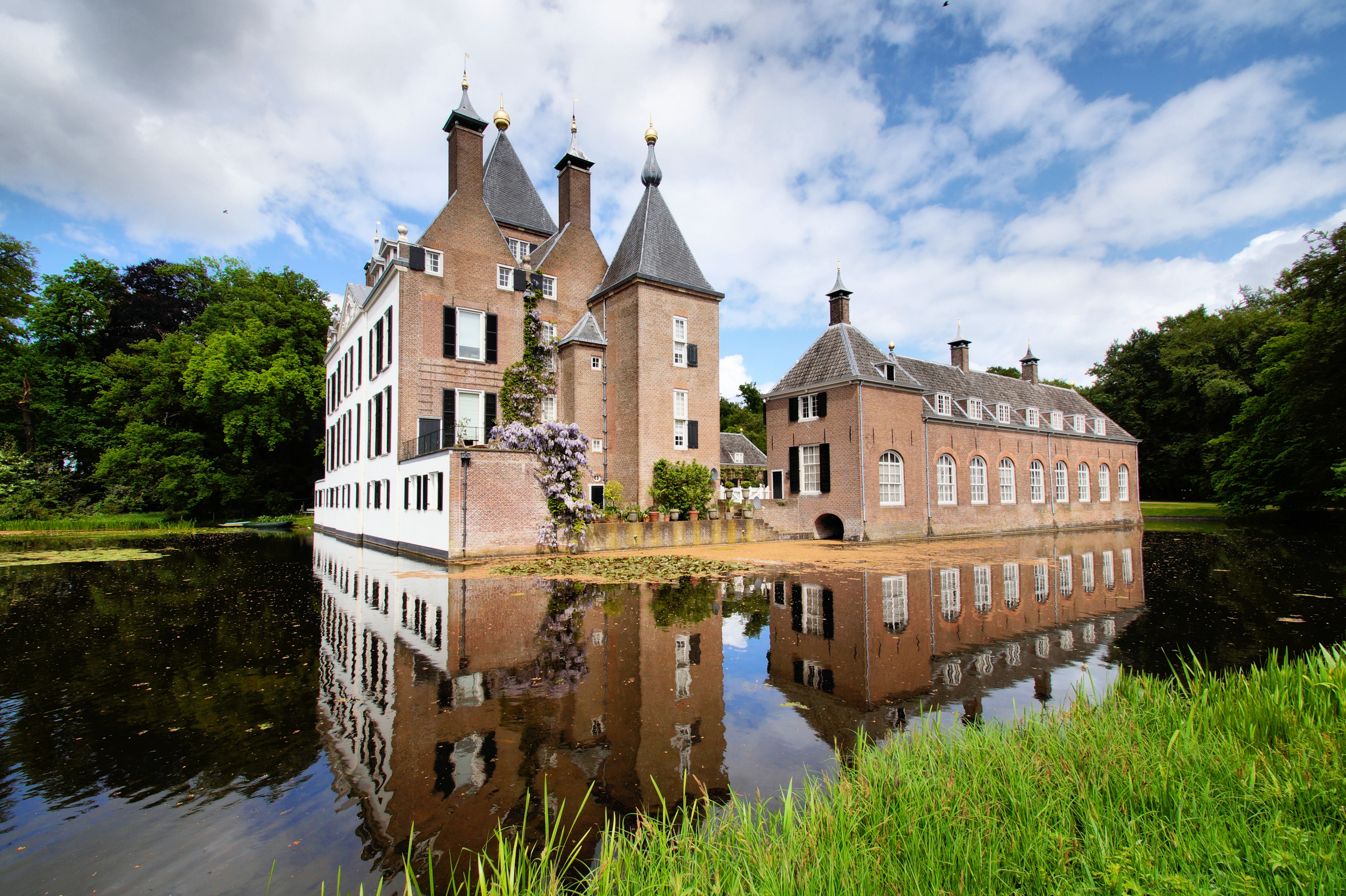 Castle Renswoude in Utrecht, Netherlands with Pond HD Wallpaper