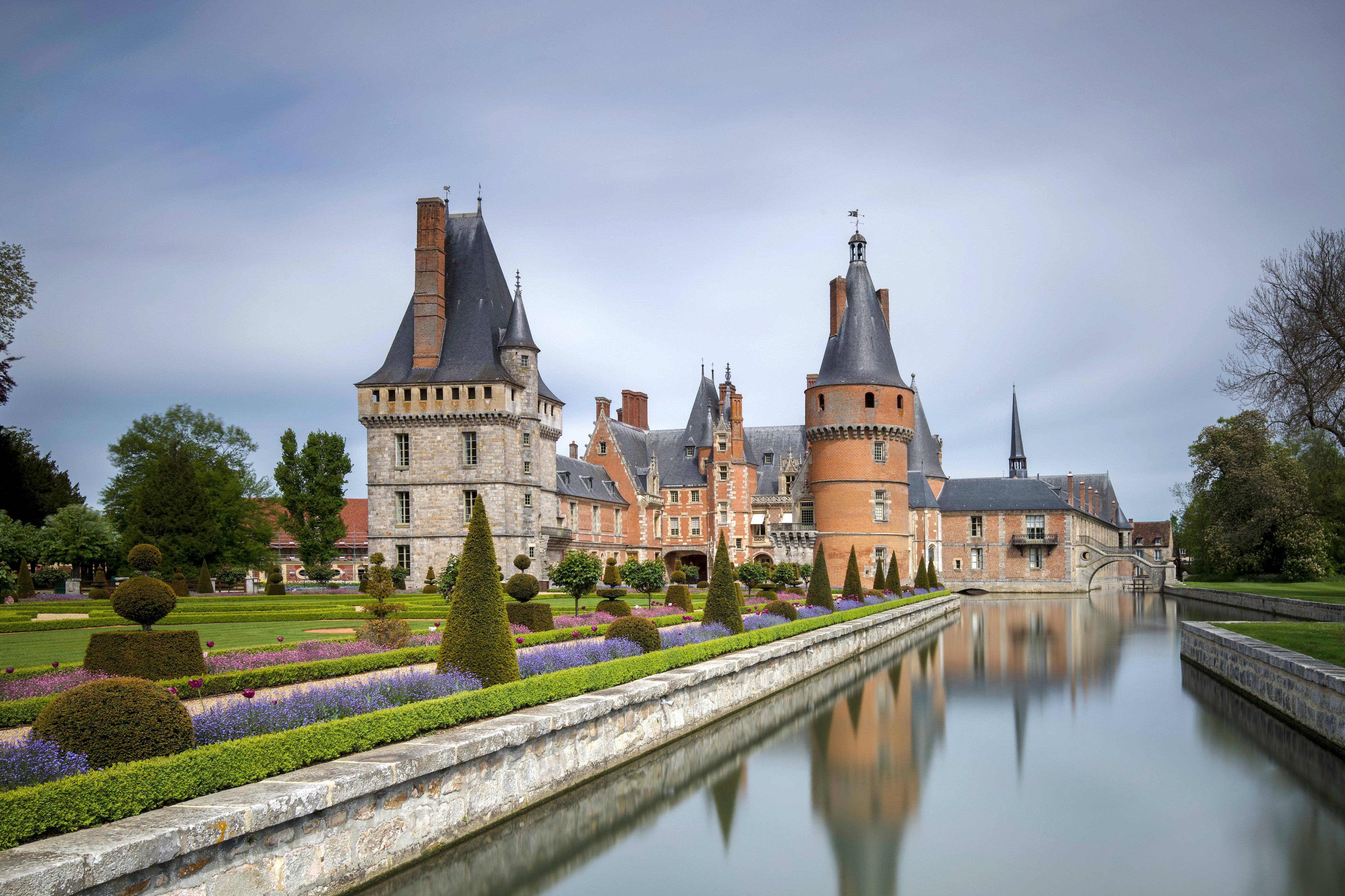 Chateau de Pierrefonds castle with moat and gardens in France HD Wallpaper