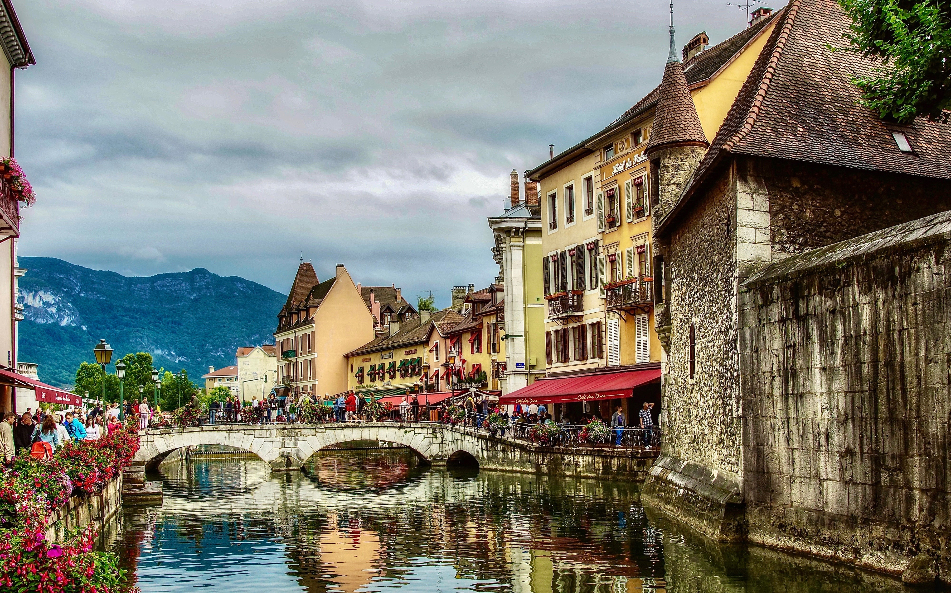 Annecy Thiou River Bridges and Houses, France HD Wallpaper