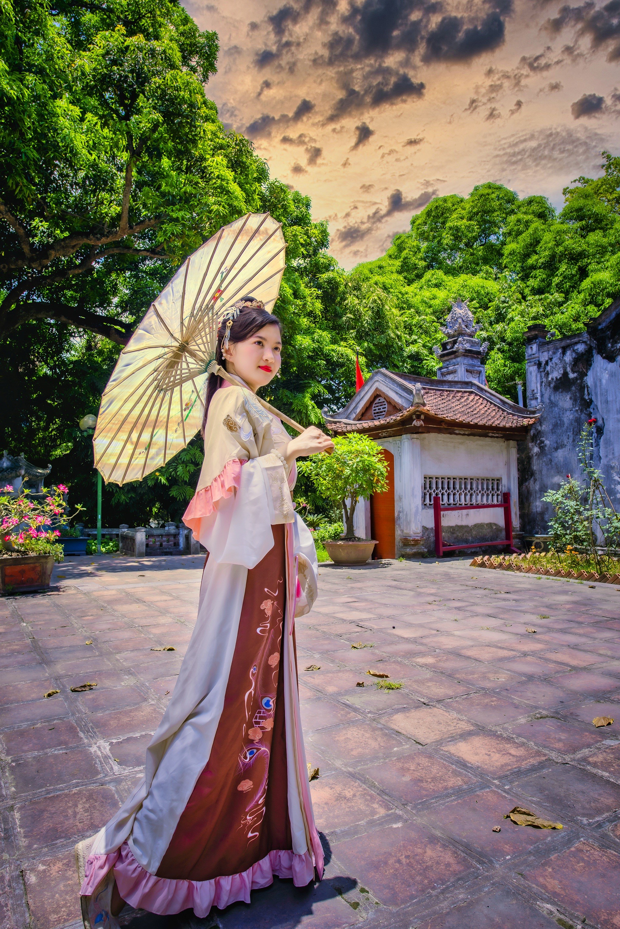 Woman in traditional Asian dress holding an umbrella HD Phone Wallpaper