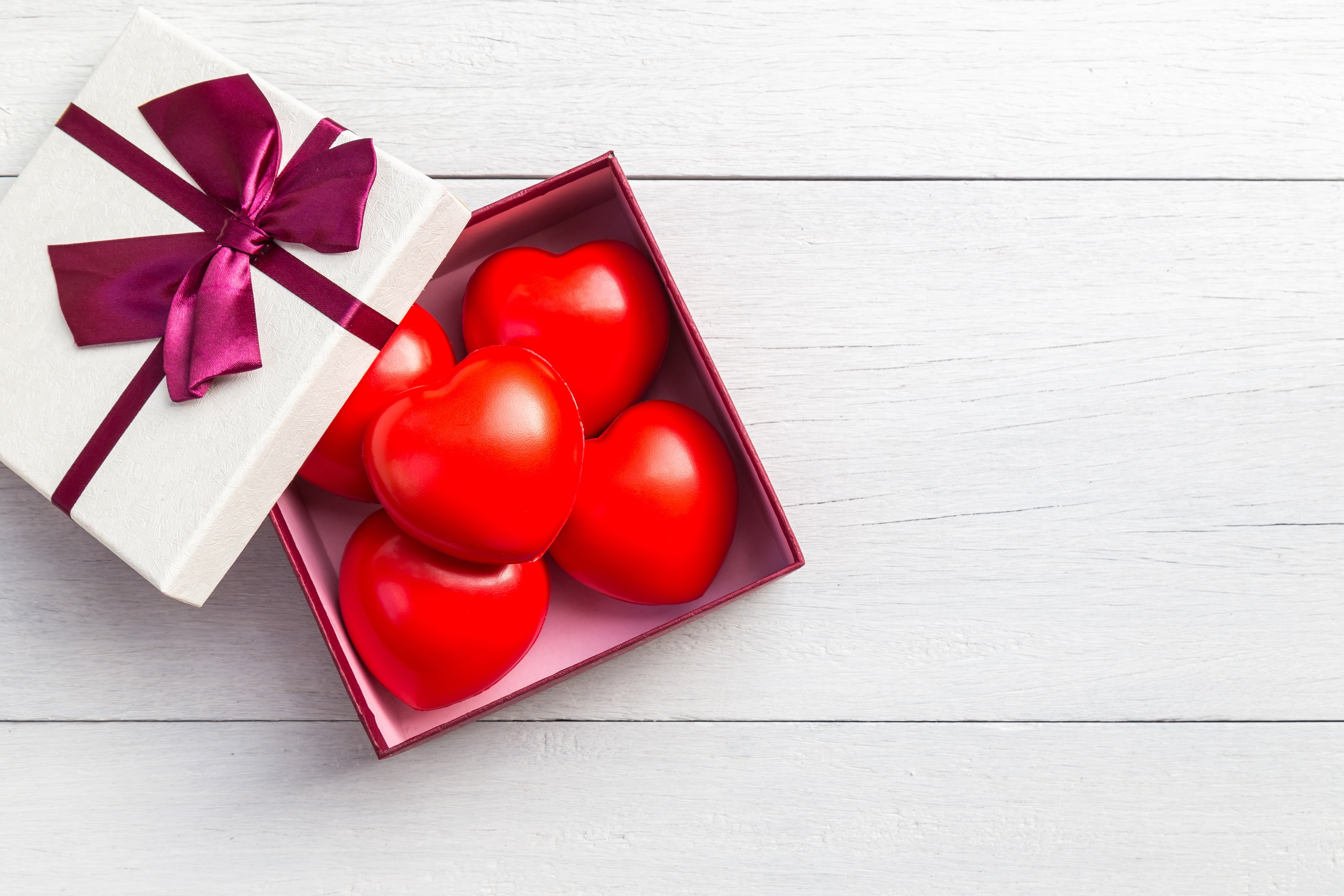 Gift box with red hearts and ribbon HD Wallpaper
