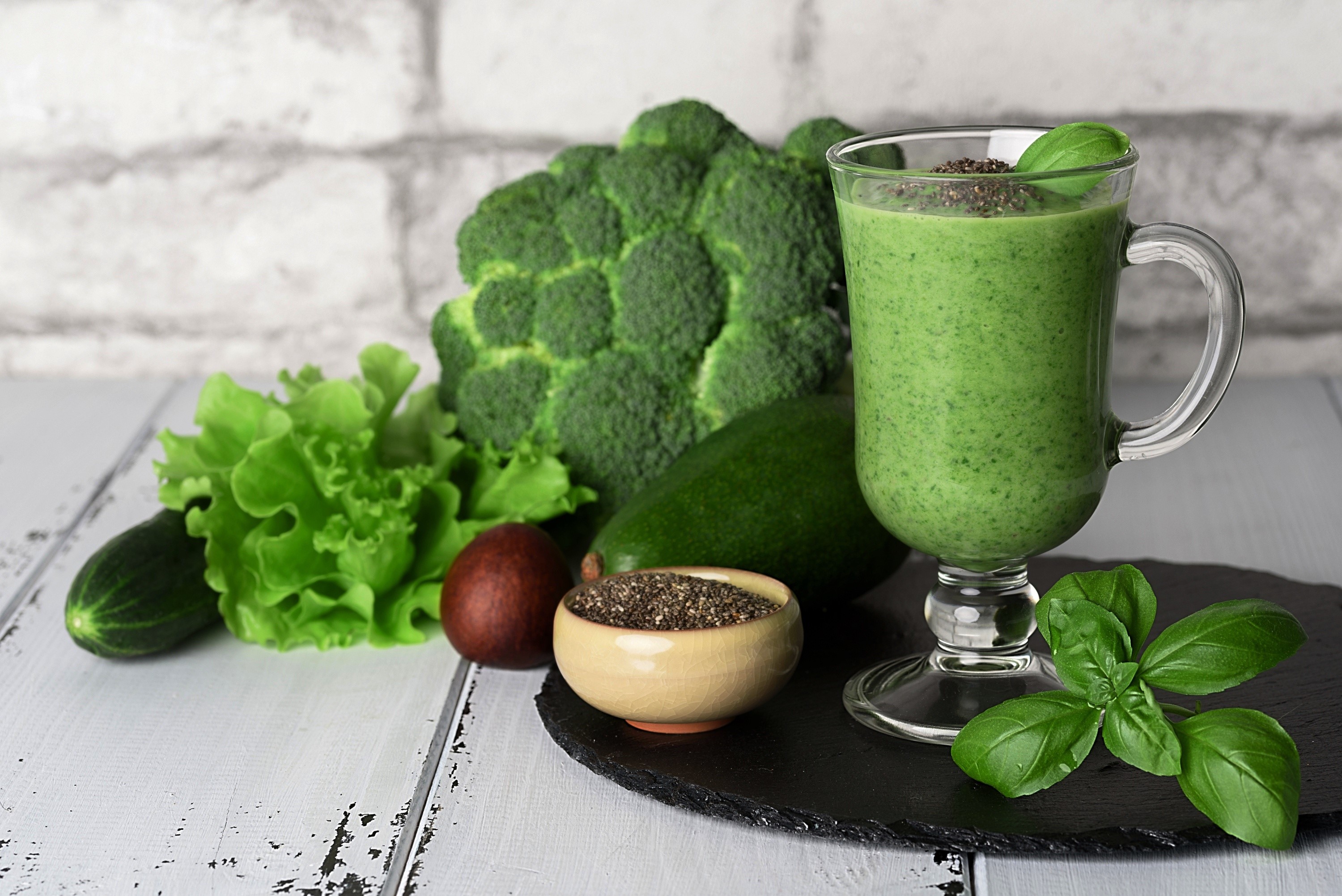 Green smoothie with broccoli, avocado, and basil HD Wallpaper