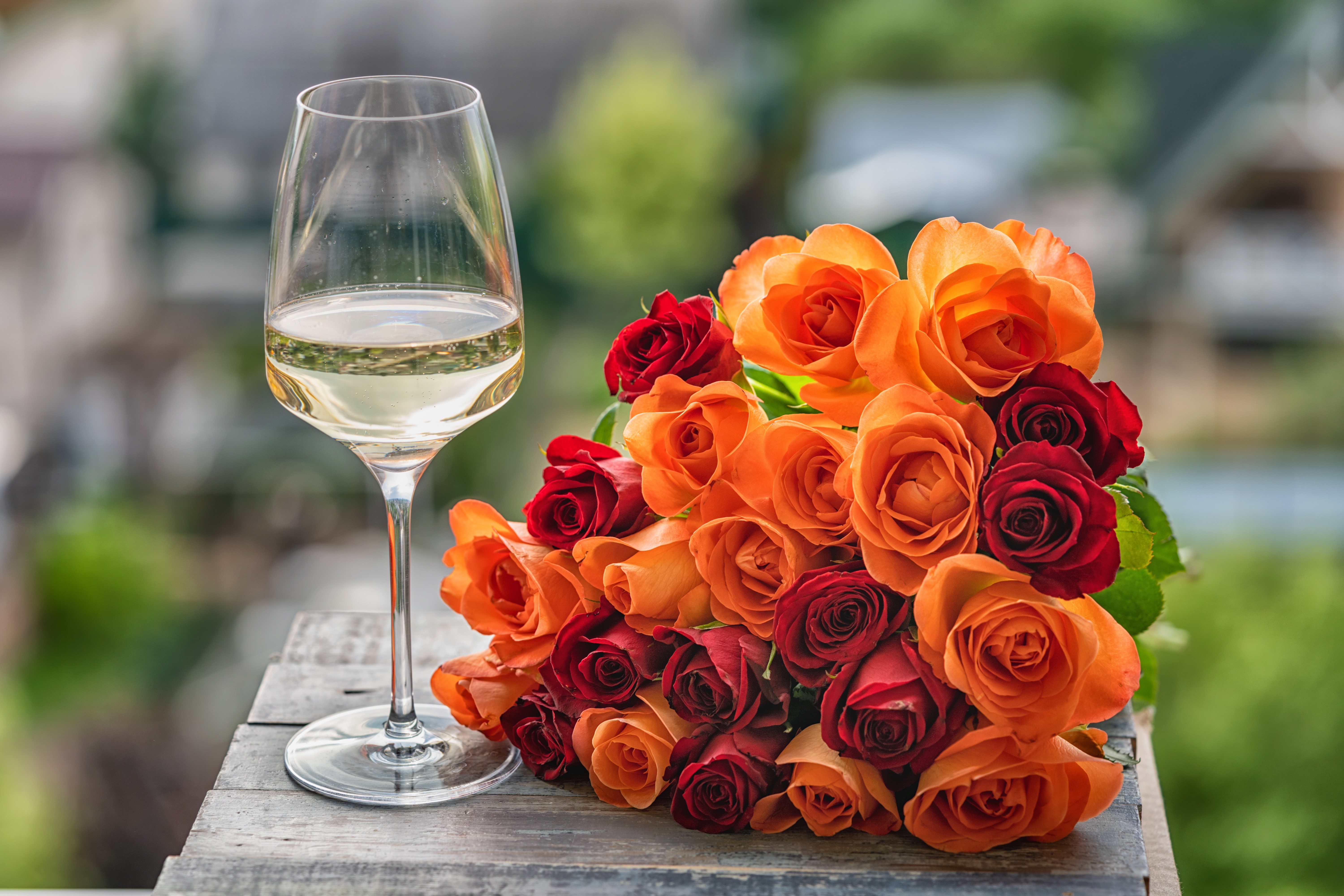 Roses bouquet and wine glass HD Wallpaper