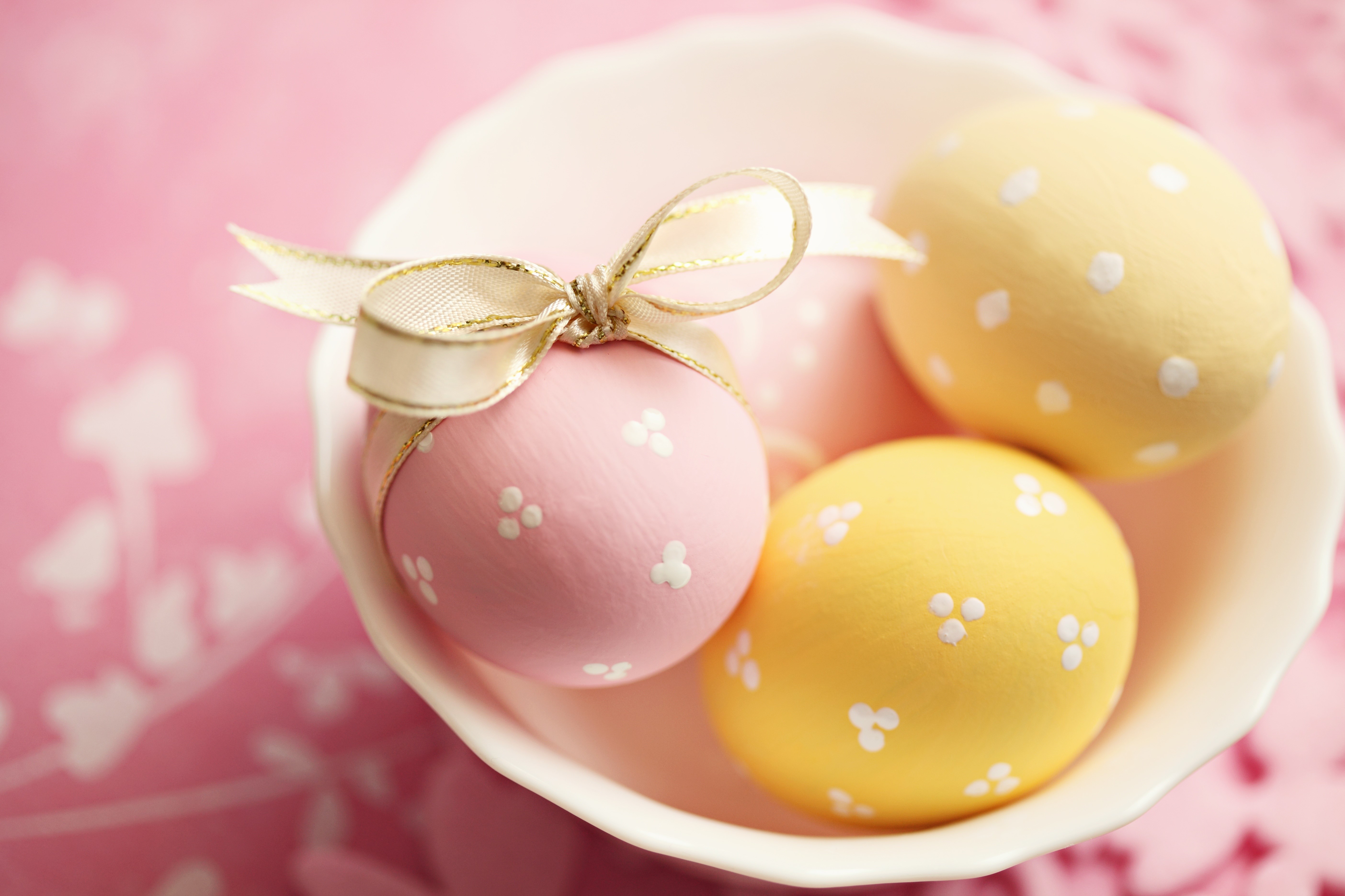 Easter Eggs in a Bowl with Ribbon HD Wallpaper